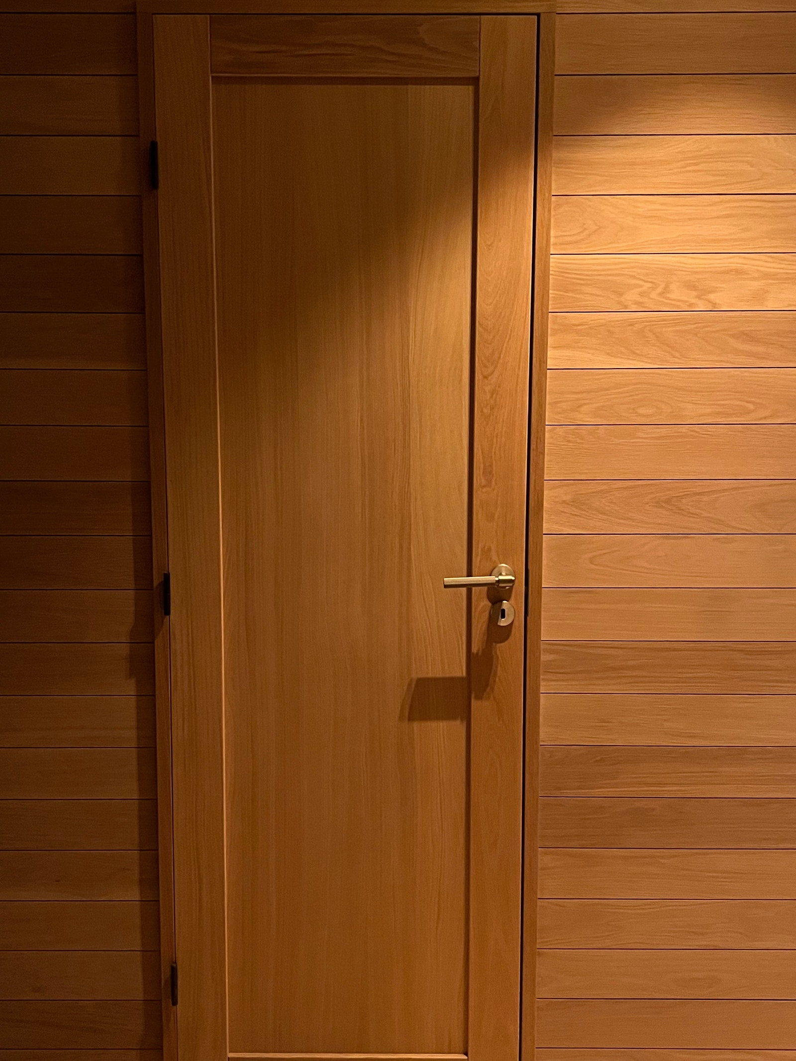 Leiligheten har eikedører og eikepanel Galleribilde