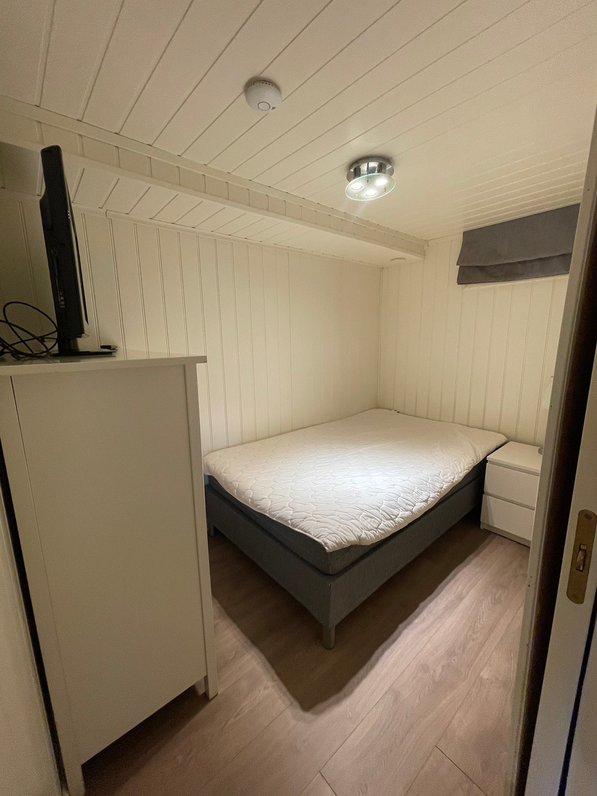 Møblert soverom med 120 seng Galleribilde