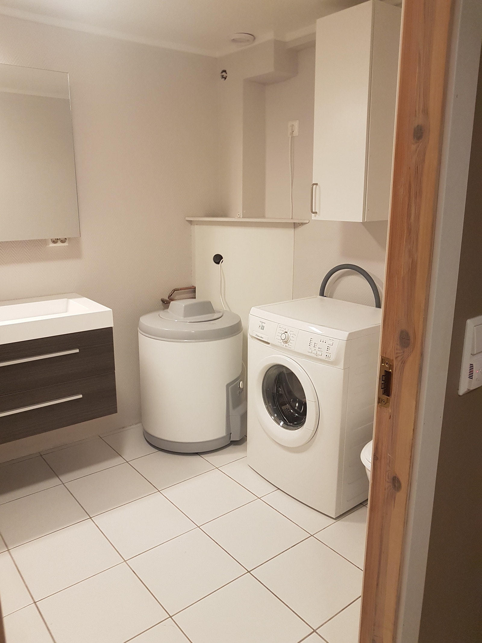 Badet har vaskemaskin og ny varmtvannstank. Galleribilde