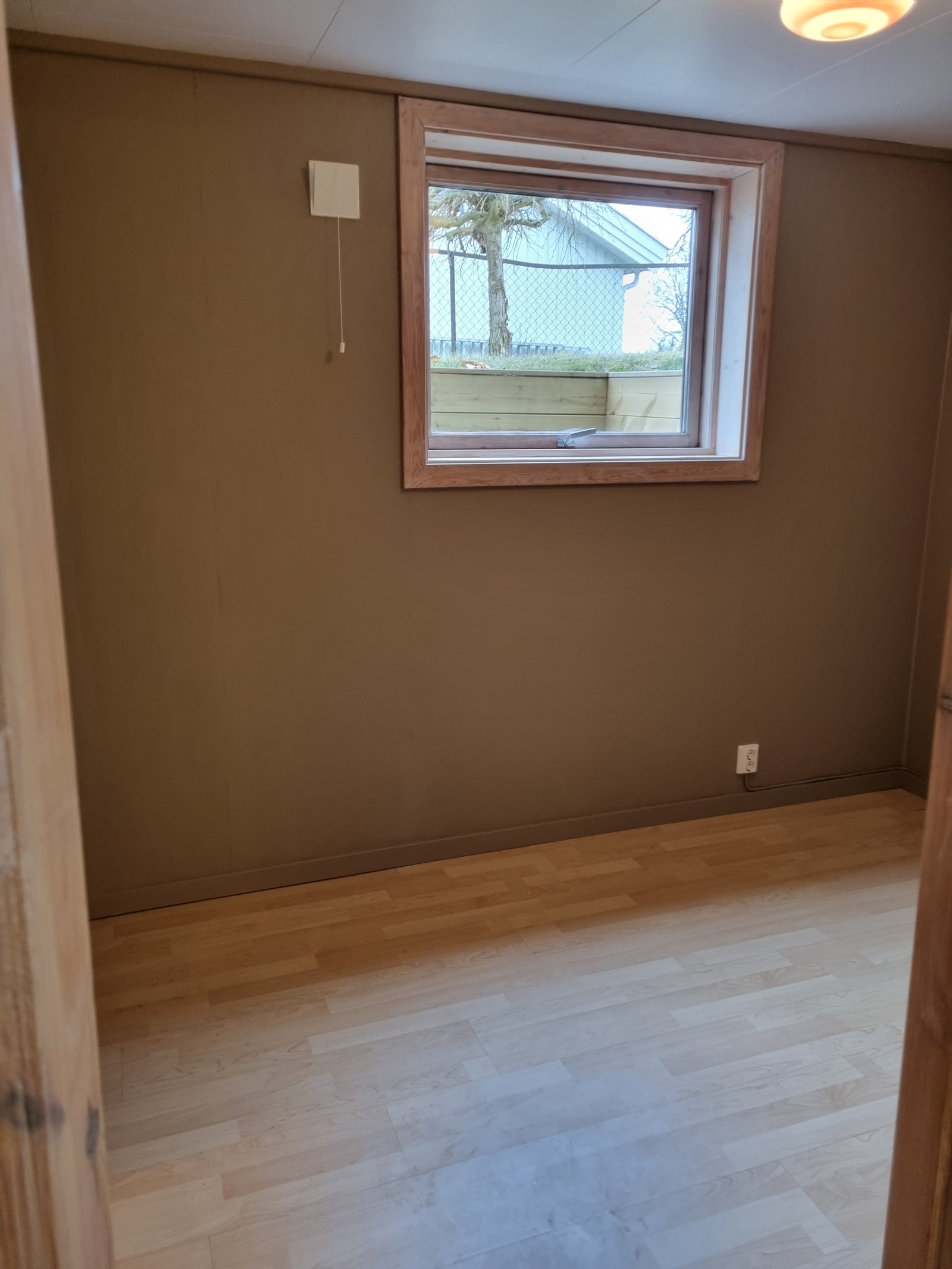 Minste soverommet, 6 m2. Vindu ut mot hagen. Galleribilde