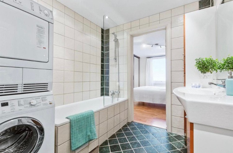 Bad med badekar, vaskemaskin og tørketrommel Galleribilde