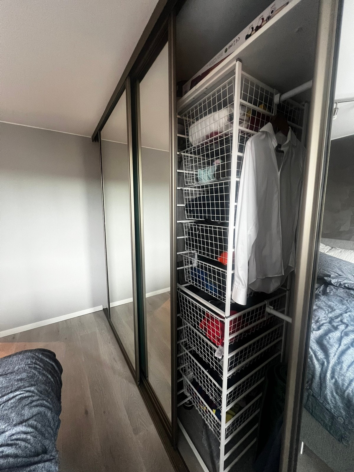 Skyvedørsgarderobe med store speil og masse oppbevaringsplass Galleribilde