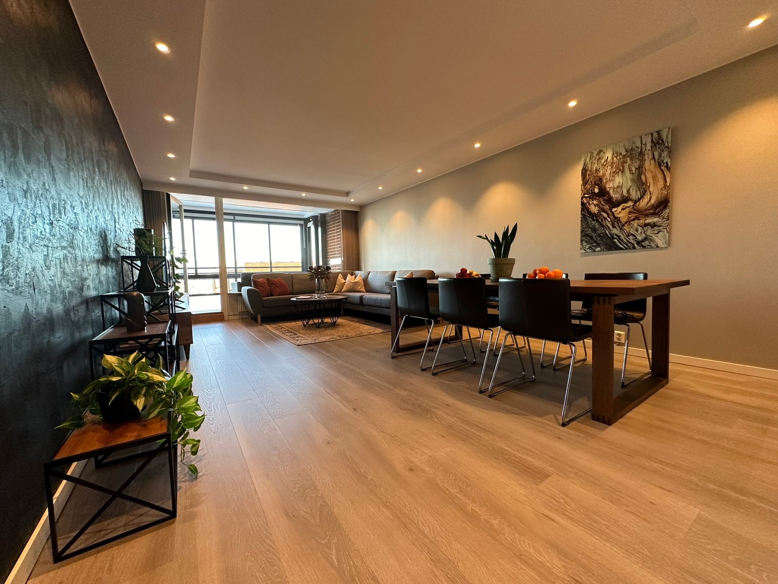 Stue med plass til både sofagruppe og middagsbord Galleribilde