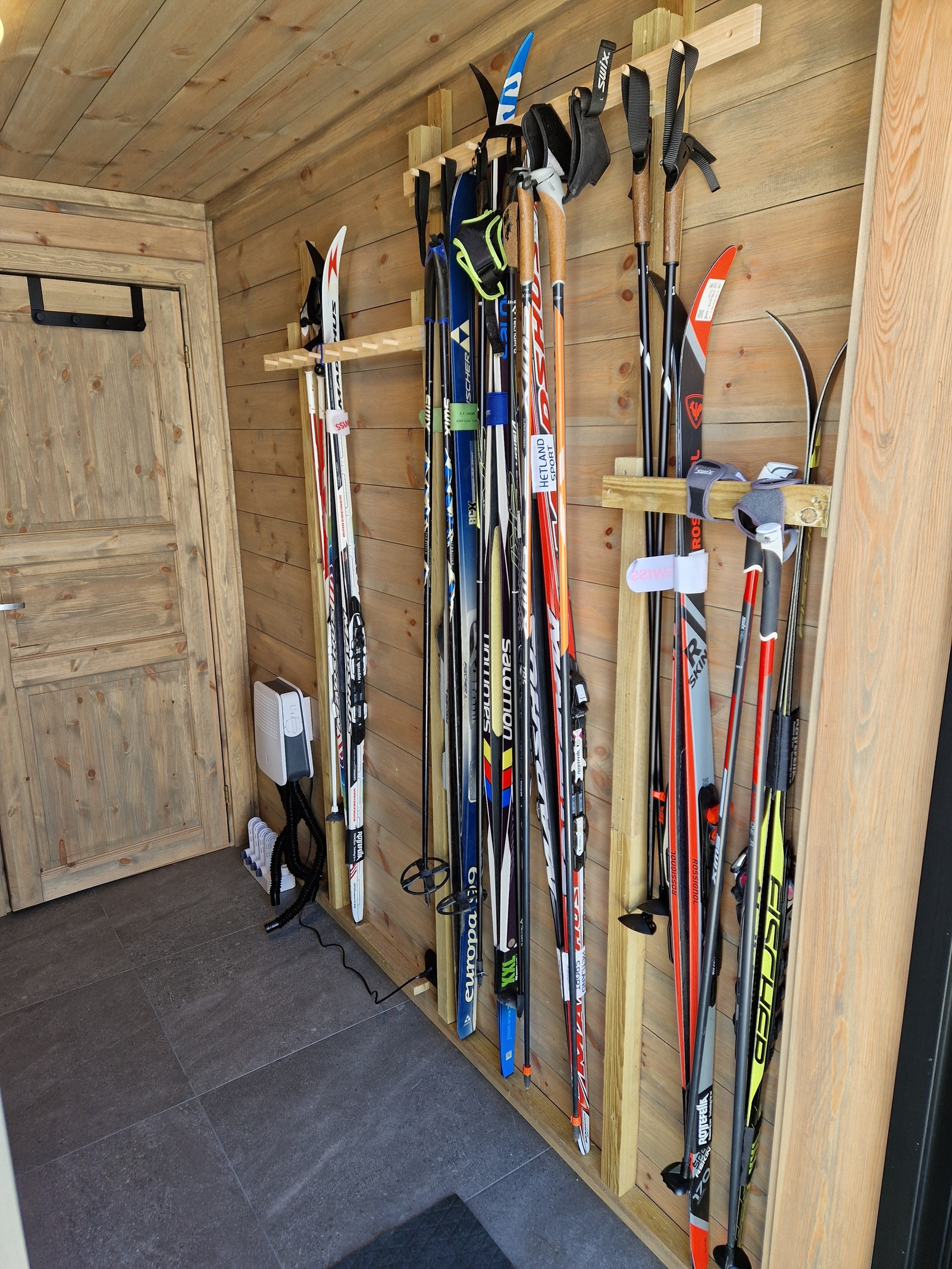 Skiboden - plass til skioppheng, en sykkel, sko og masse annet Galleribilde