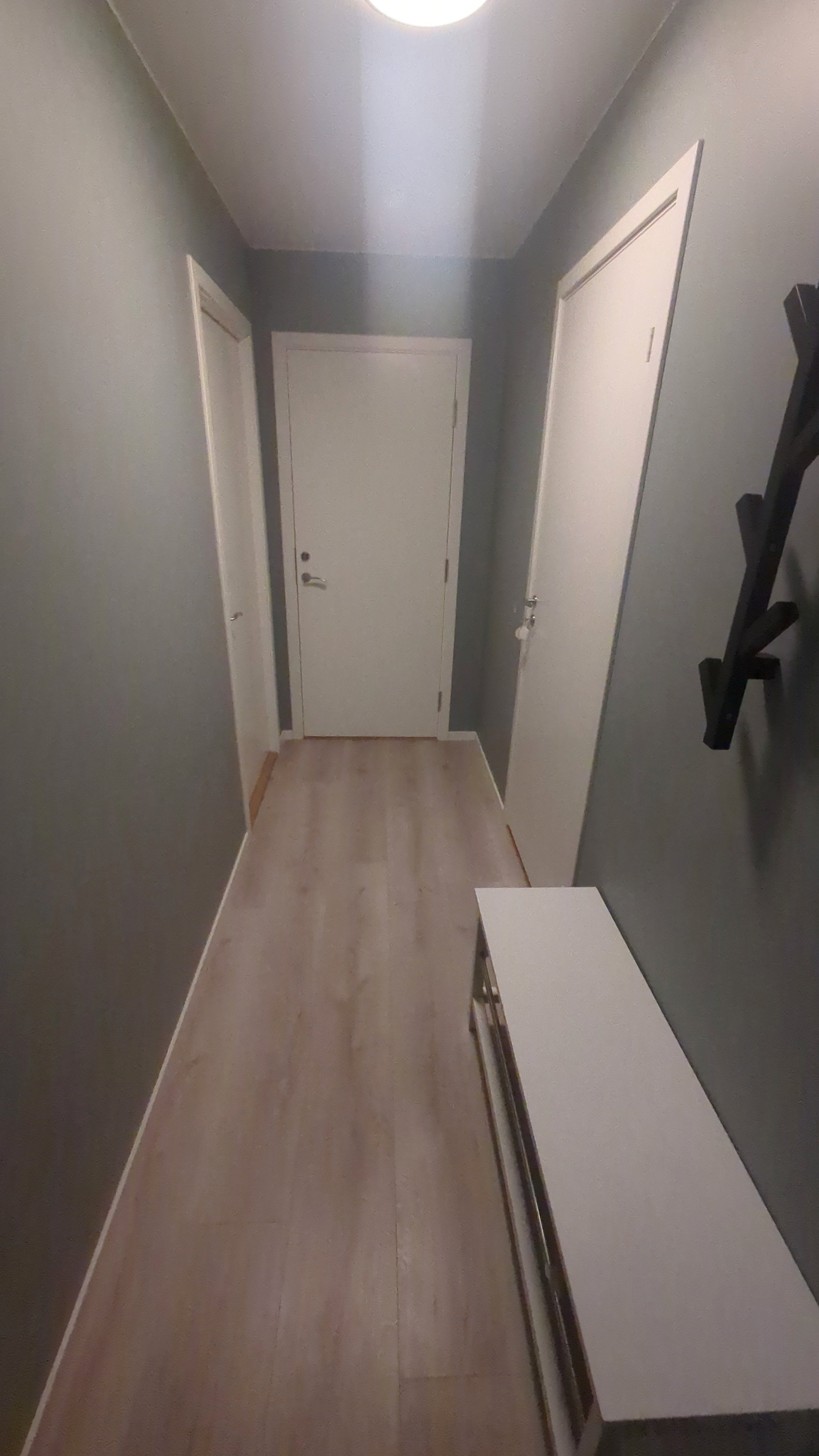 Leiligheten begynner i døren rett frem.
Dør til høyre er hobbyrom tilhørende hovedel Galleribilde