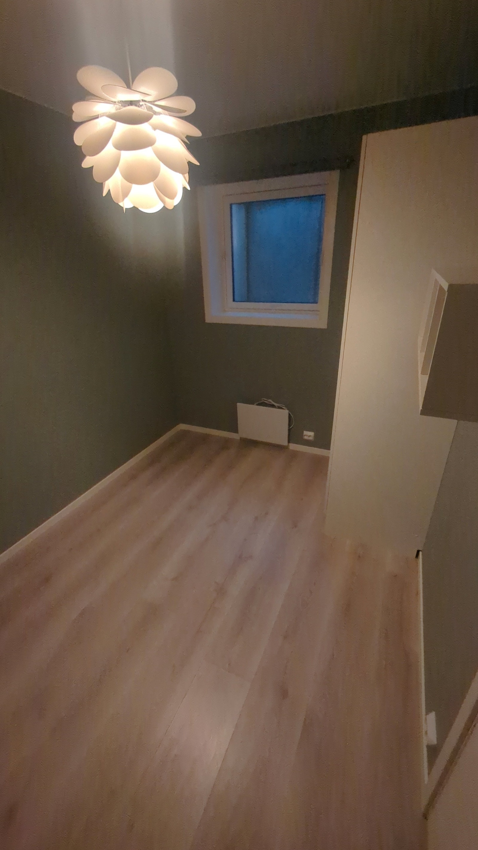 Soverom / kontor.
Begge soverom har panelovn og garderobeskap. Galleribilde