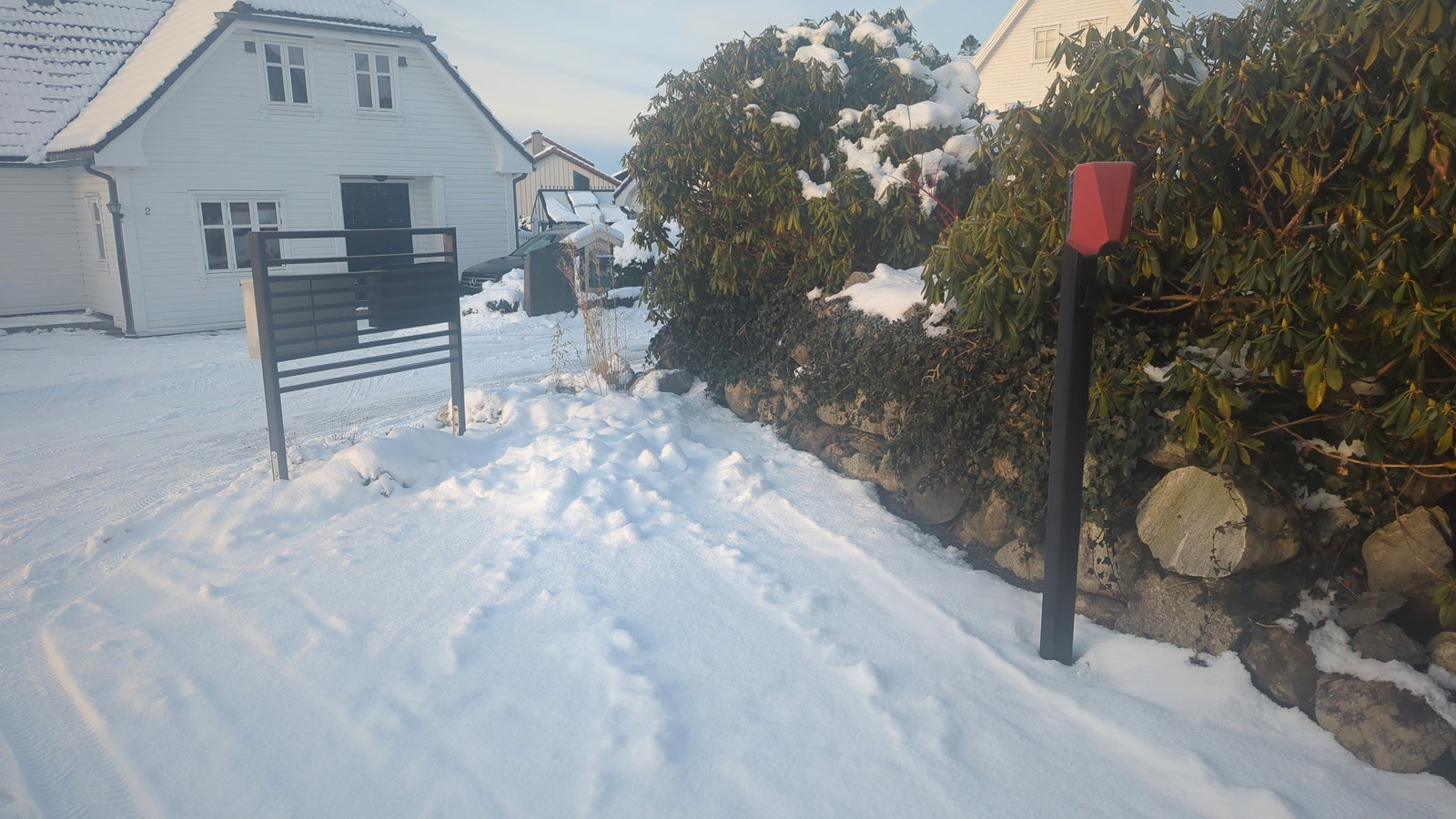 Fast parkeringsplass for 1 bil med elbil ladestasjon Galleribilde