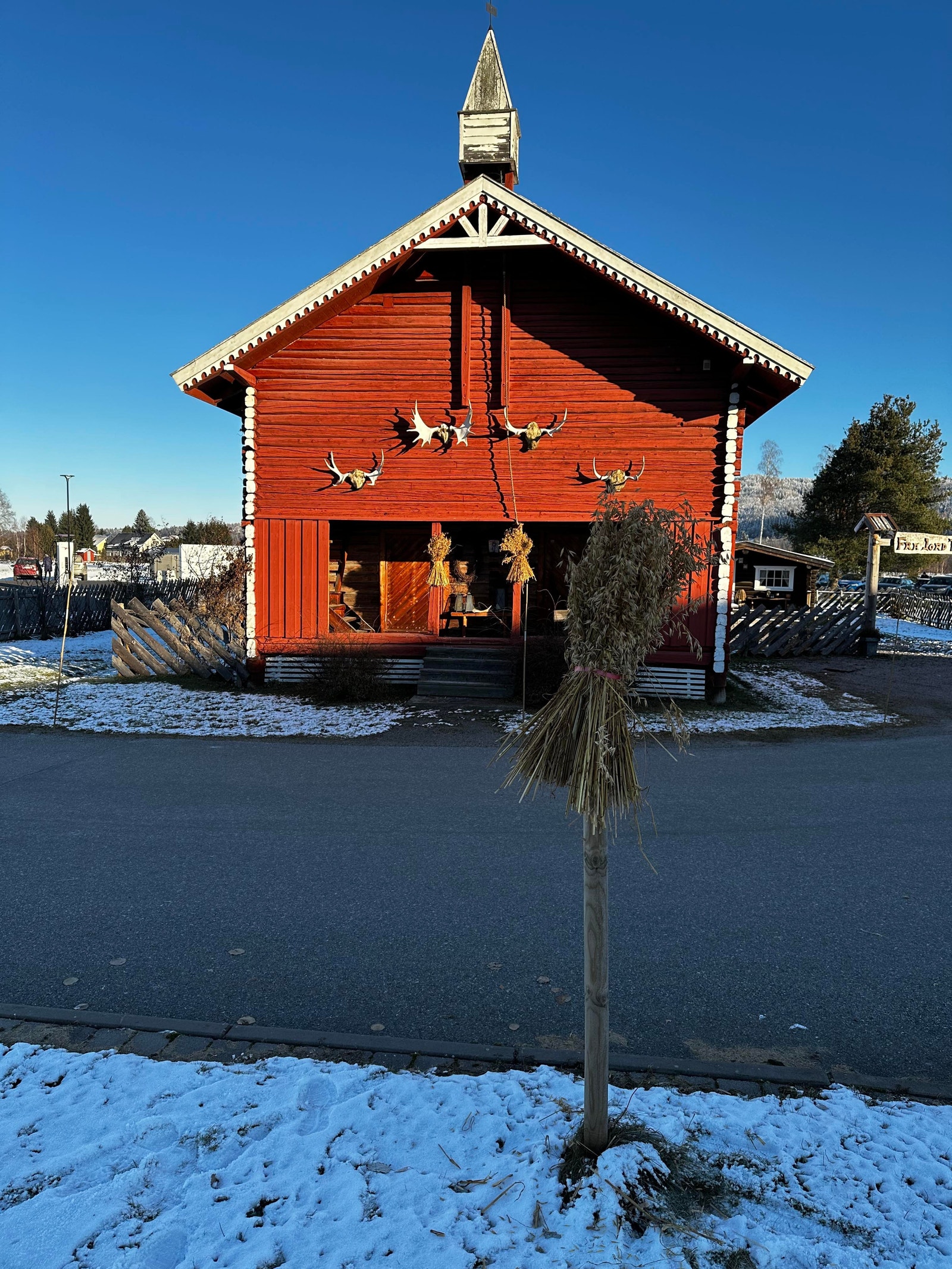 Stabburet. To etasjer. Stort rom i 2. etasje med prosjektor og internett. 2 grupperom i 1. etasje. Kan brukes til alt Galleribilde