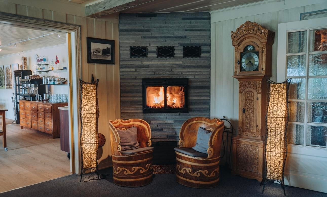 Peisen er tent, står i stuen ved restaurant og baren Galleribilde