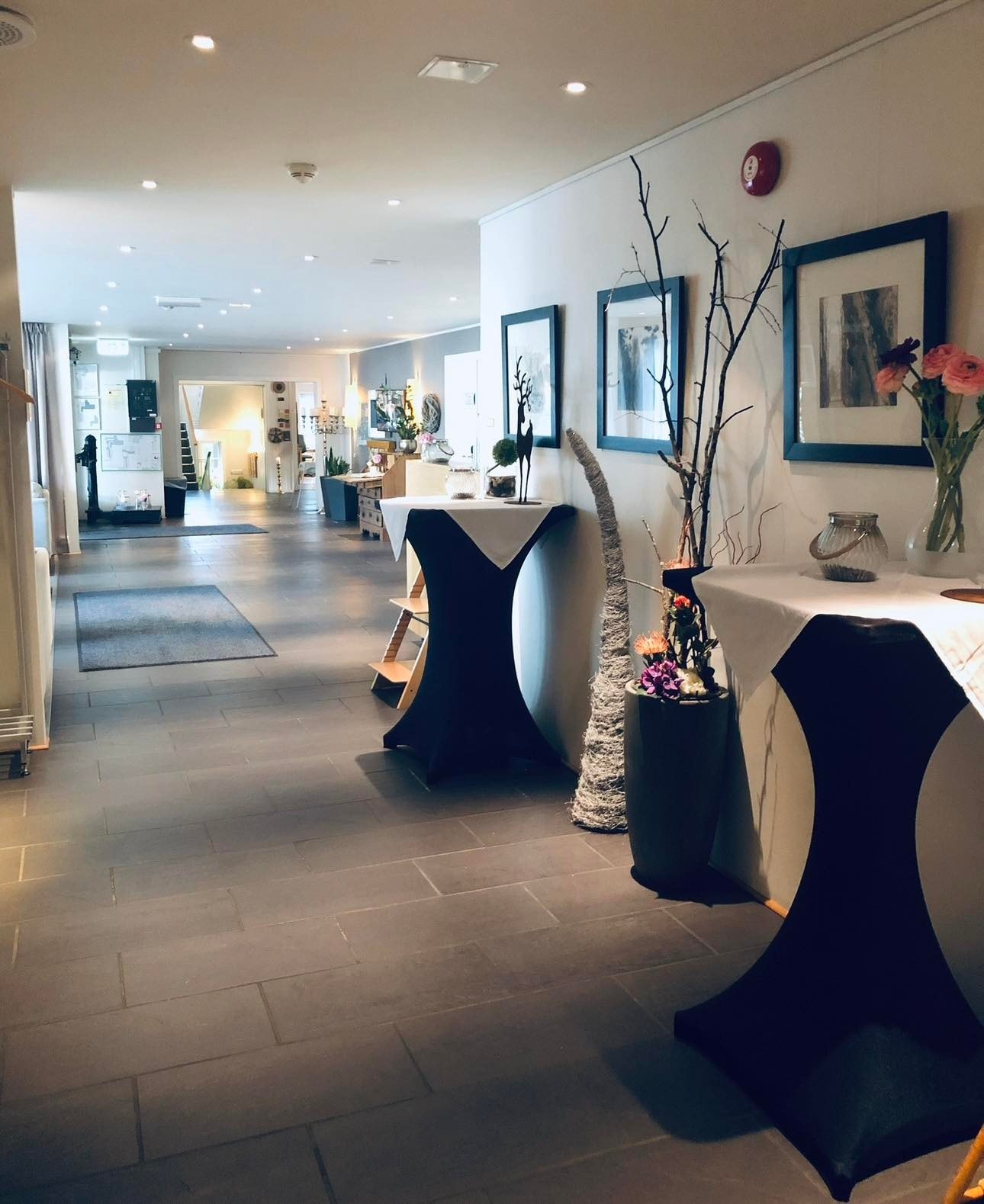 Gangen mellom kursrom, toaletter, resepsjon, bar og kjøkken Galleribilde