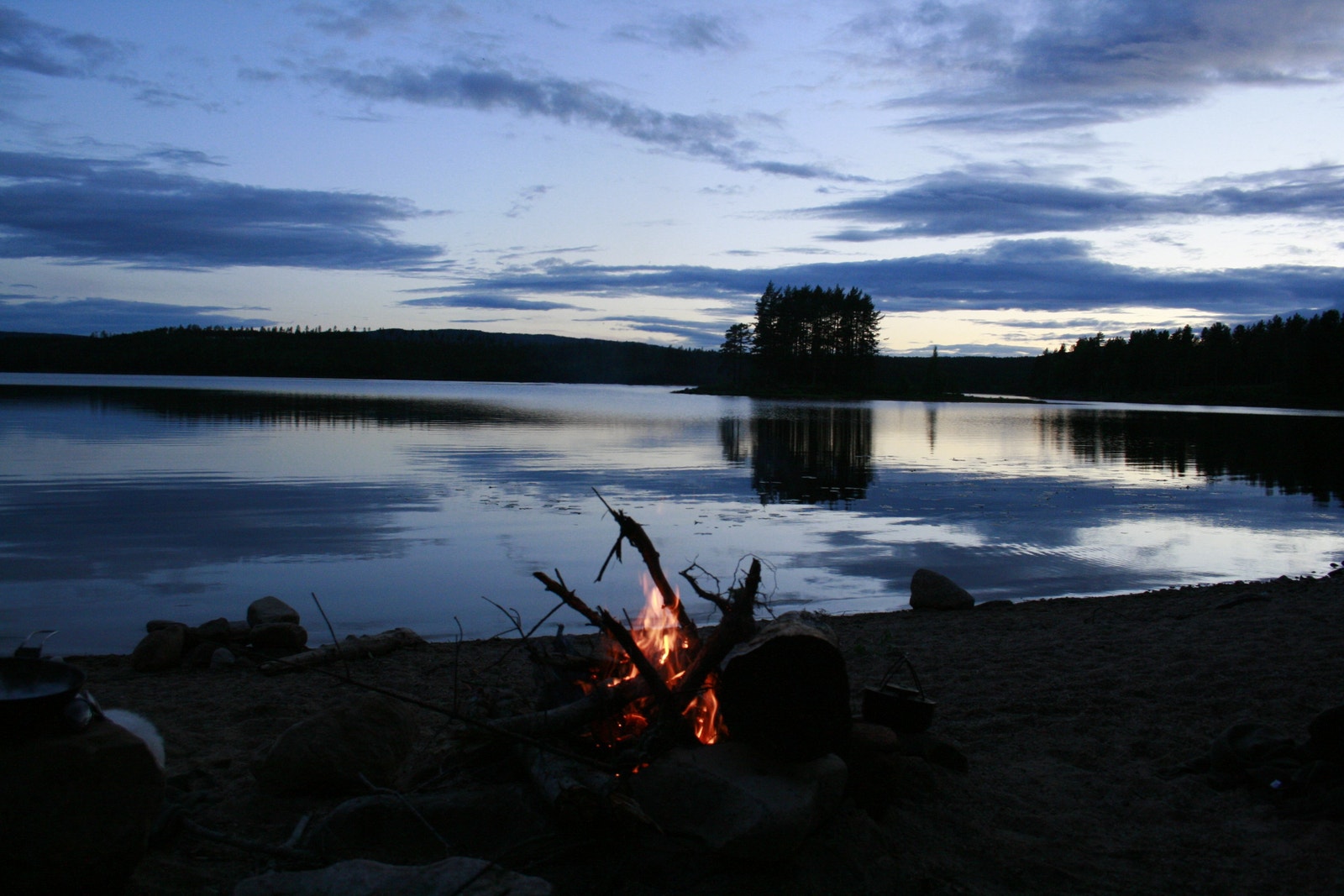 Et telt ved vannet, midt i Finnskogen Galleribilde