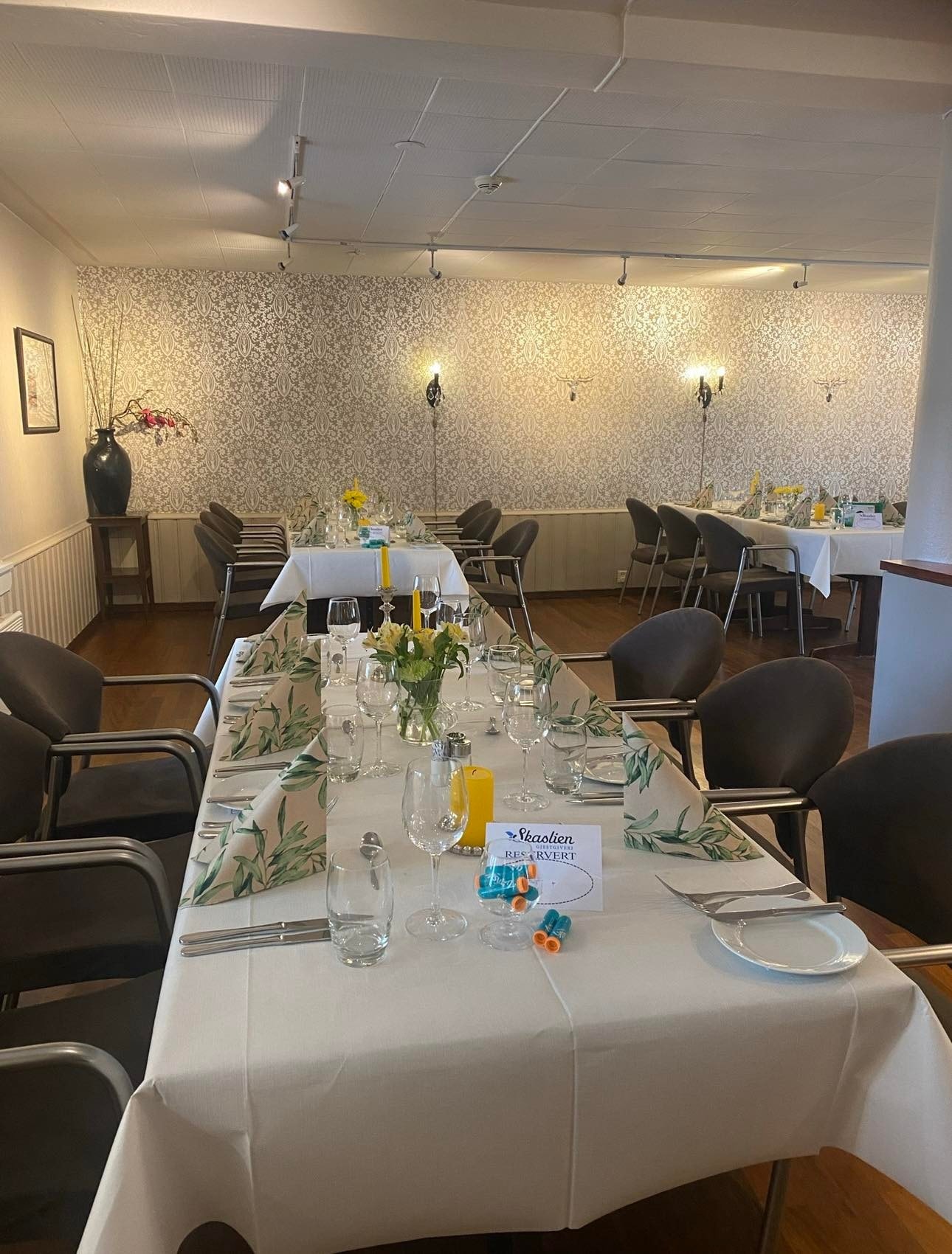 Selskap i frokost salen som brukes til begge deler plass til ca. 70 pers. Galleribilde