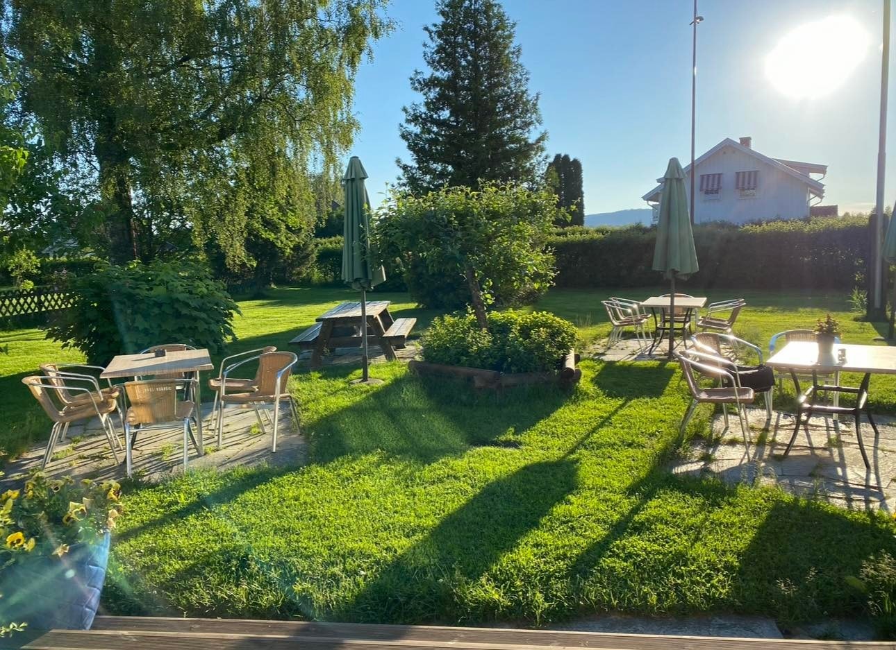 Hage kos ved restauranten Galleribilde