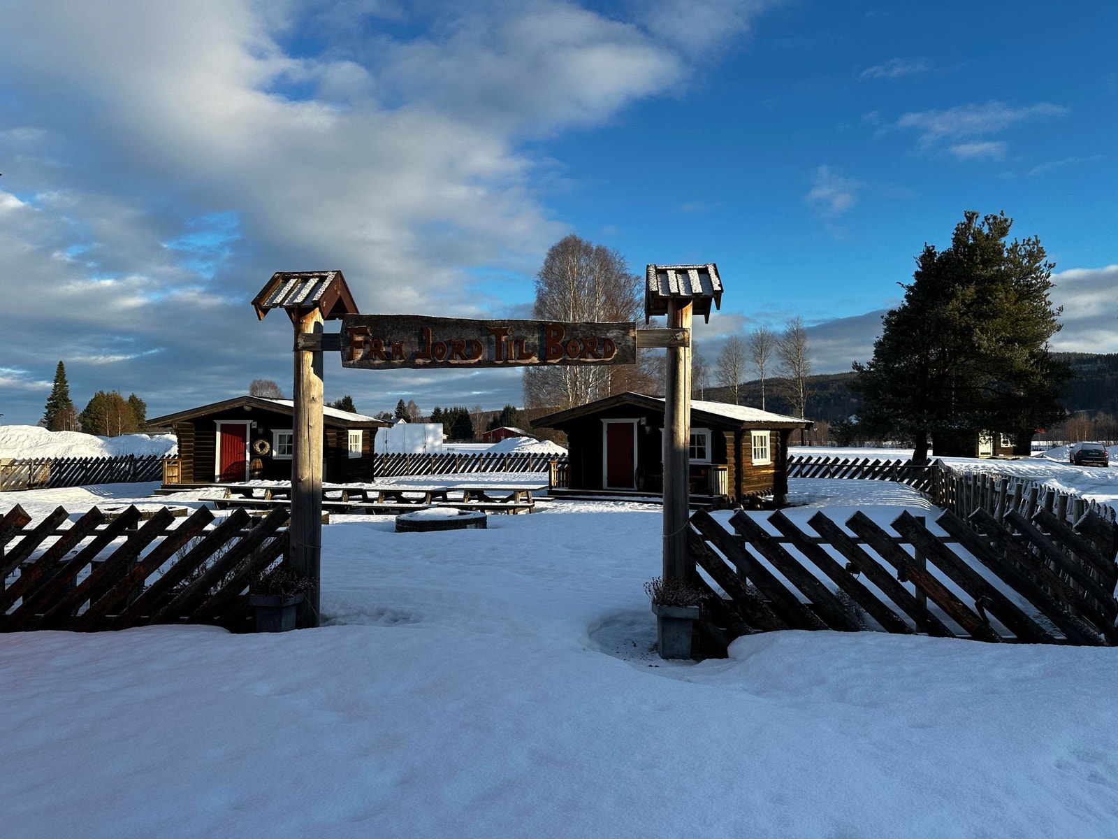 Inngangen til Tunet bak stabburet Galleribilde