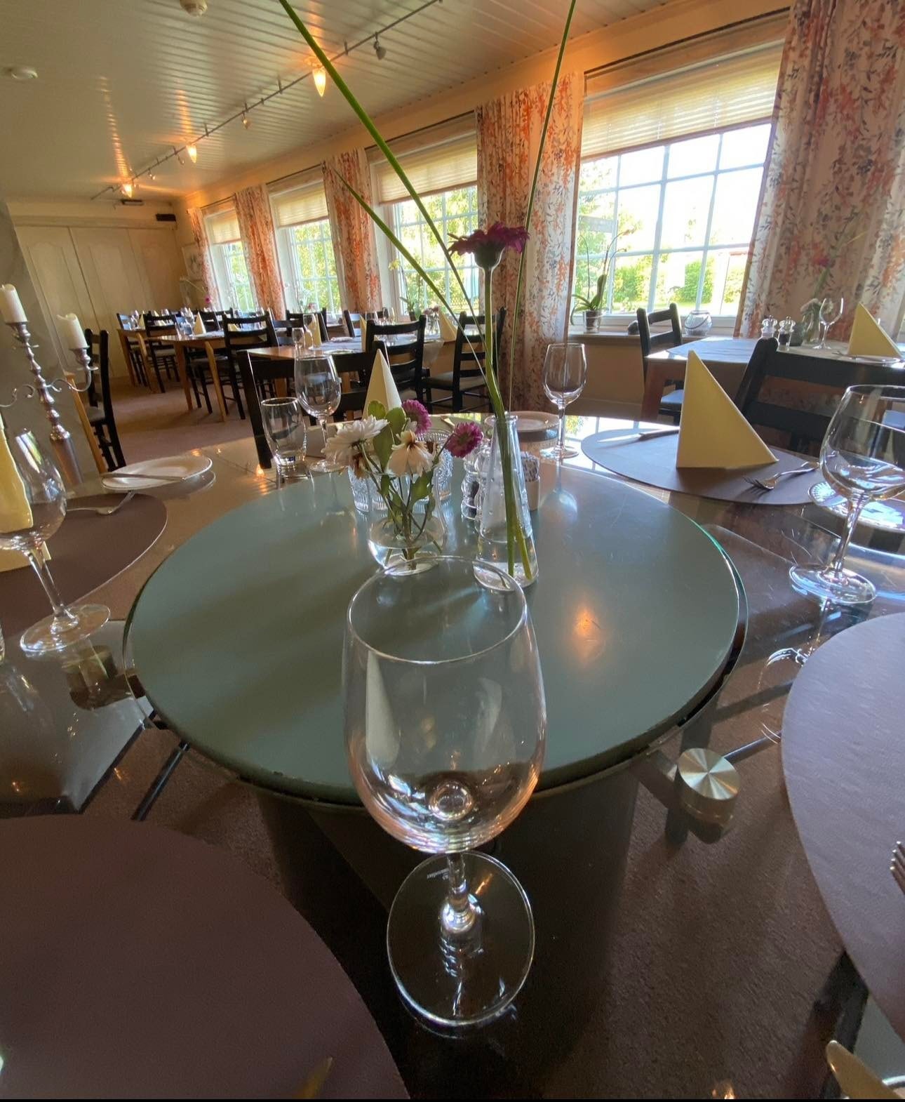 Restauranten en vårdag Galleribilde