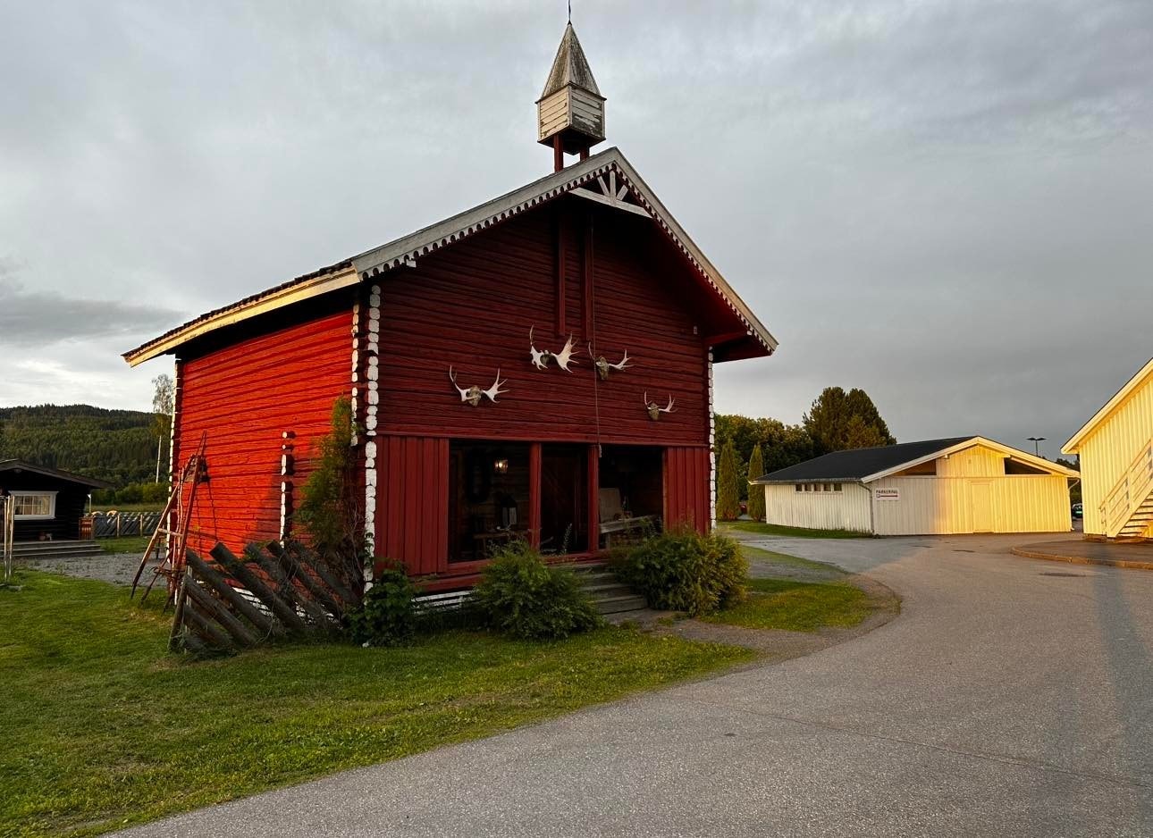 Stabburet i solnedgang Galleribilde
