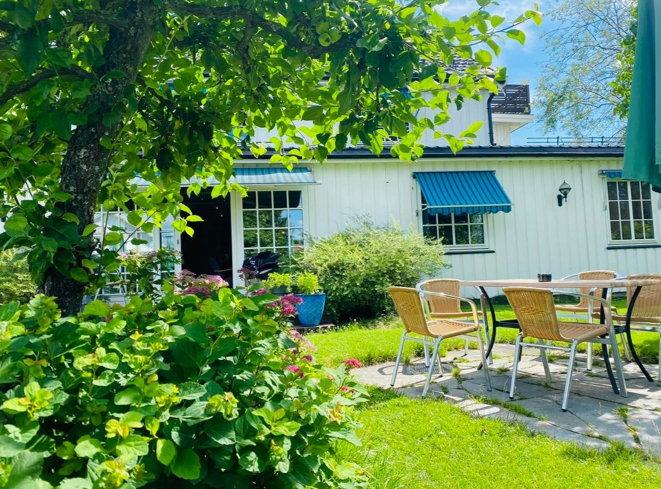 Bakside utgang ved restaurant og salong Galleribilde