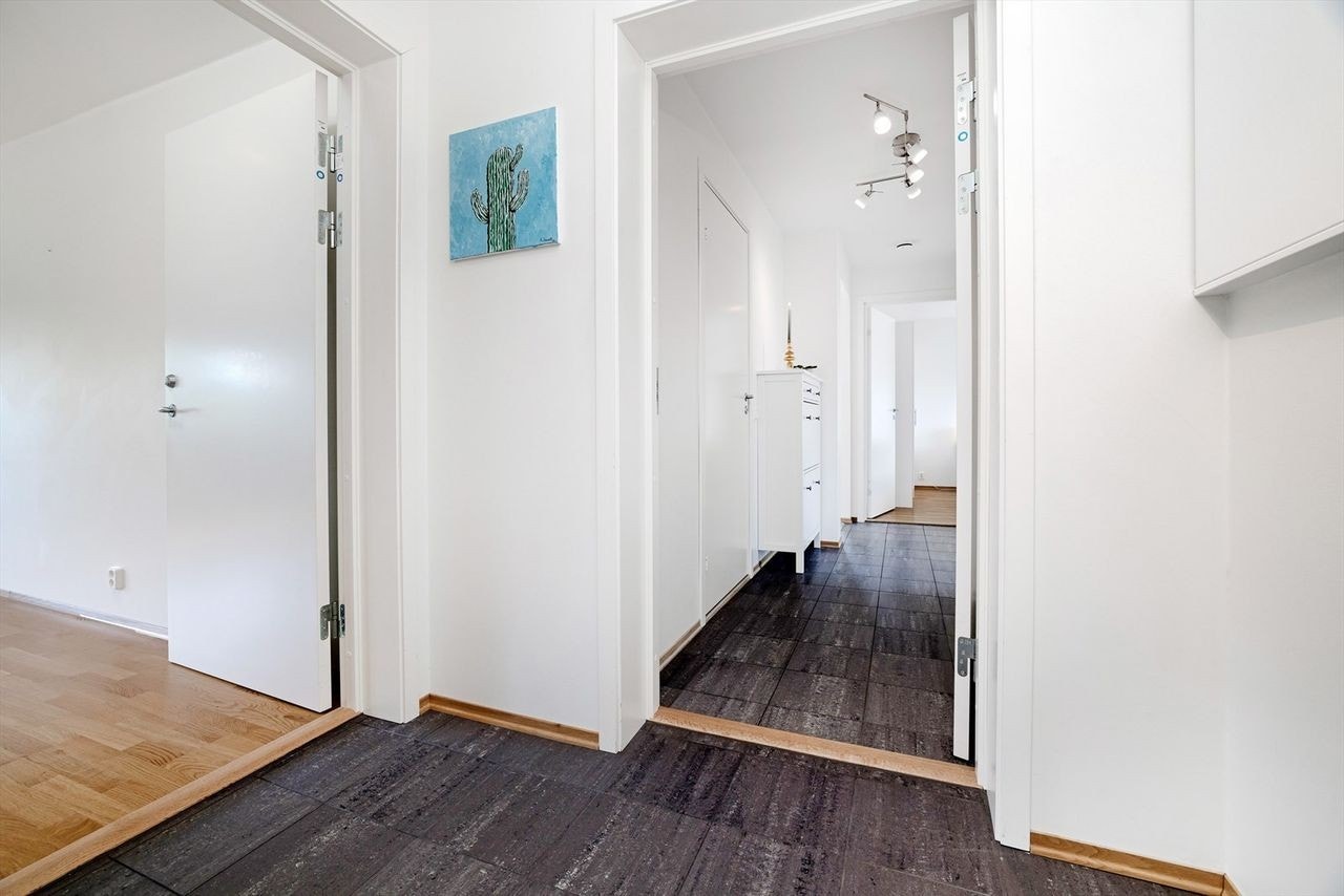 Felles gang med leilighet. Hybel inn til venstre Galleribilde