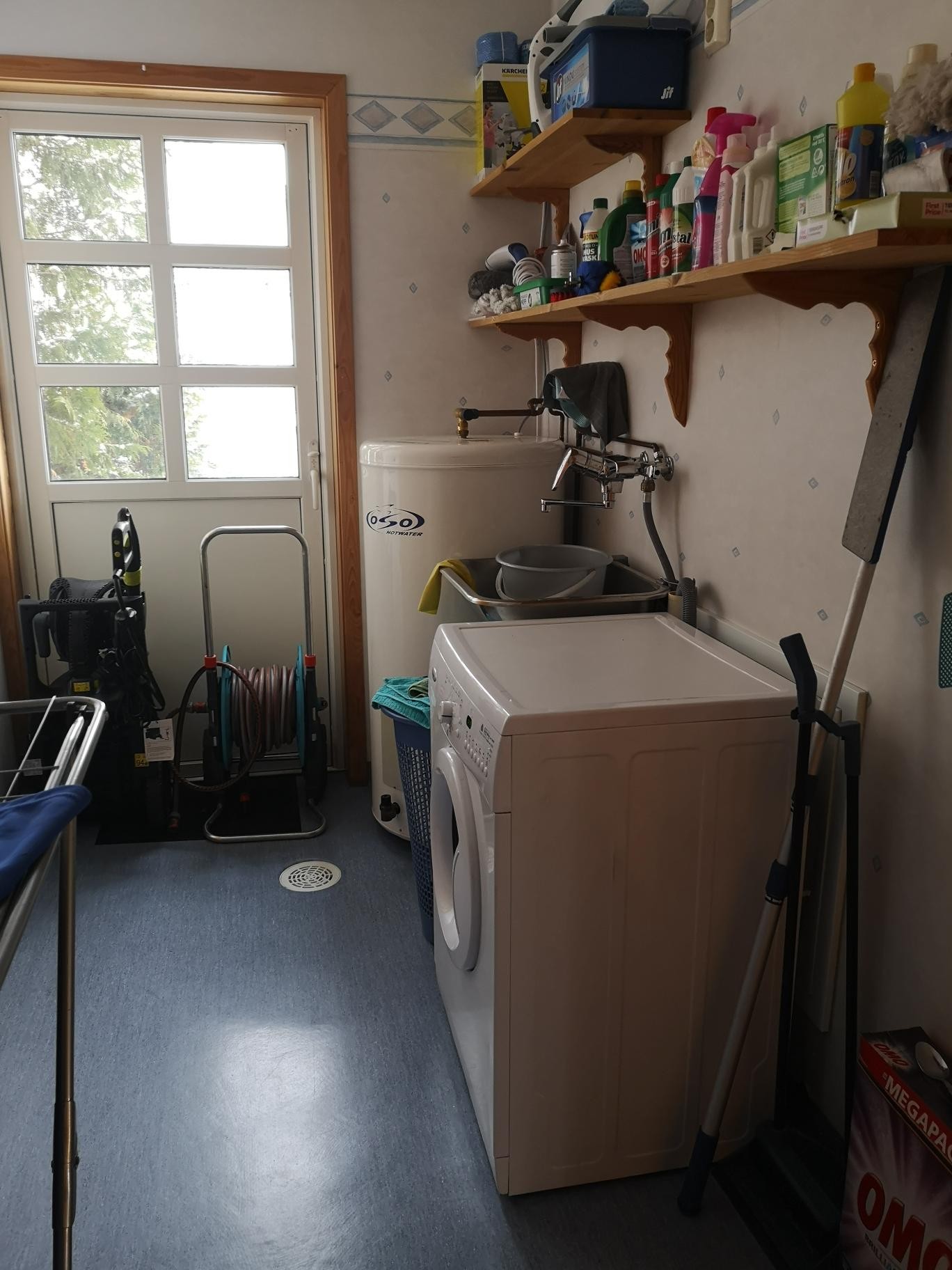 Vaskerom med kott og sentralstøvsuger. Utgang til platteng og utvendig kran Galleribilde