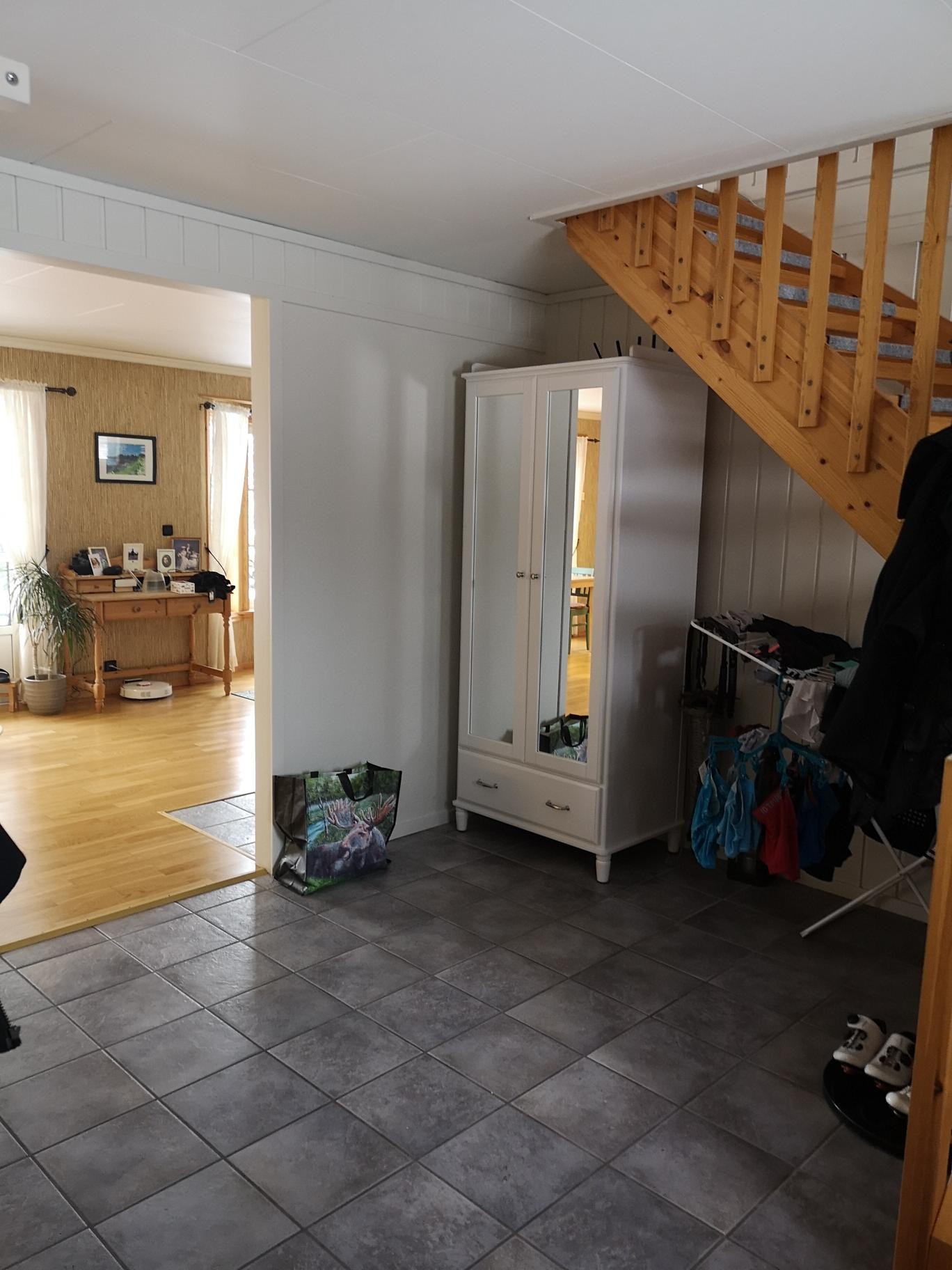 Stor og romslig gang med varmekabler Galleribilde