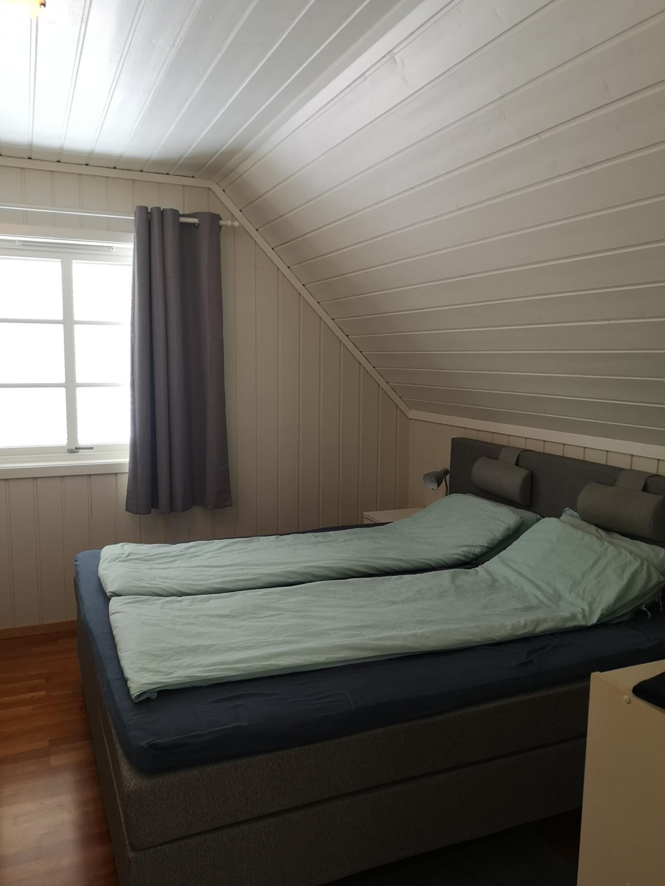 Hovedsoverom med mye garderobeskap og kott Galleribilde