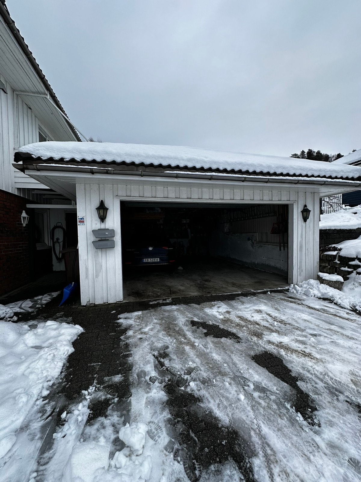 garasje, med sykkelbod på venstre side Galleribilde