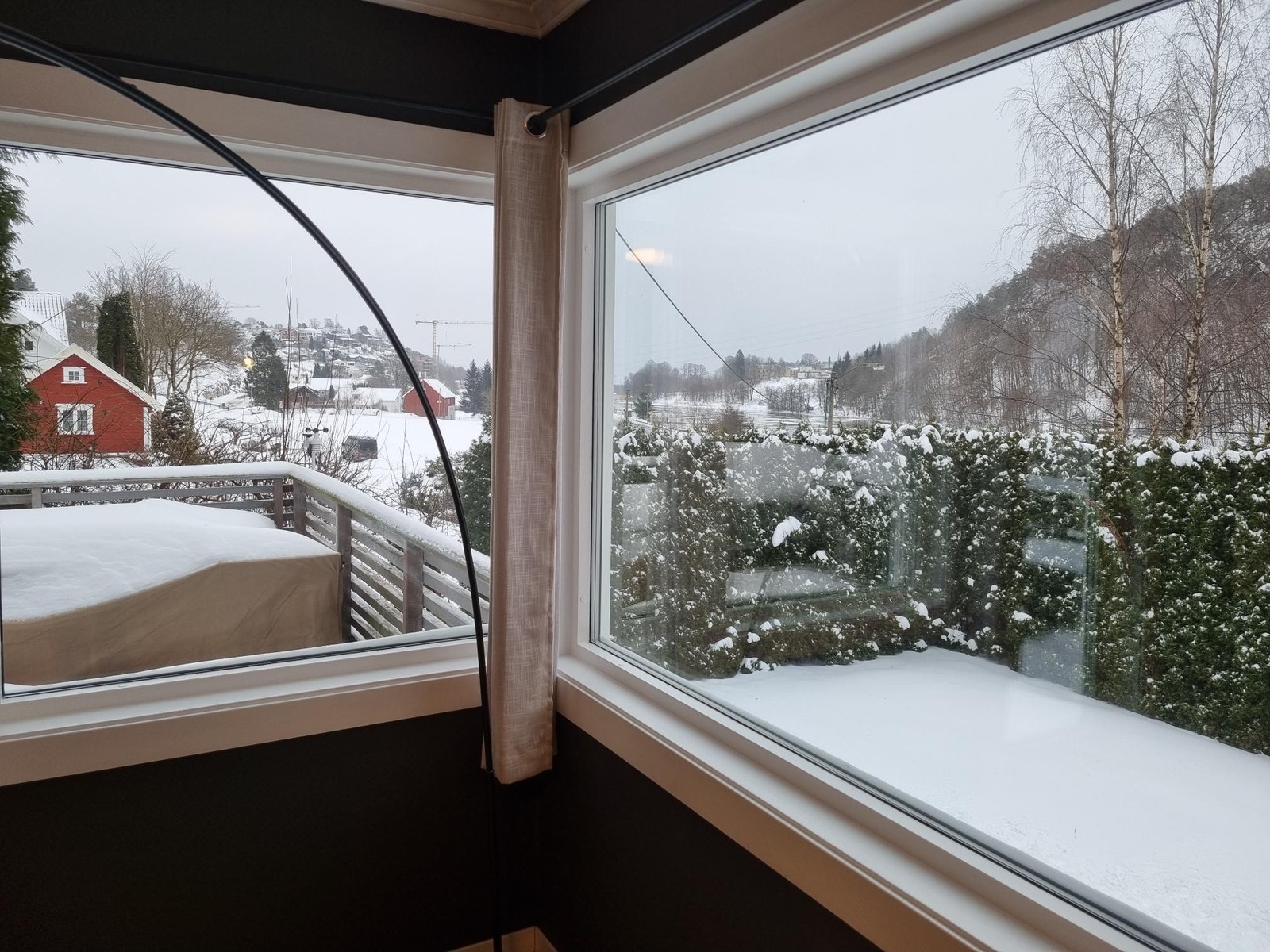 Store vindusflater med mye dagslys Galleribilde