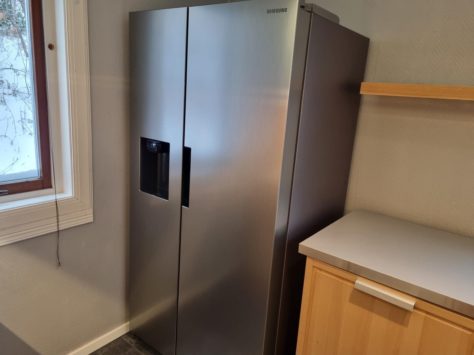 Nytt side-by-side kjøleskap/frys med isbitmaskin Galleribilde