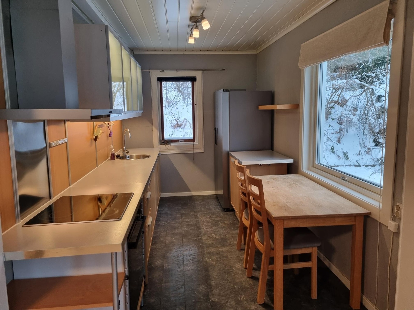 Kjøkken av fin størrelse med mye benkplass Galleribilde