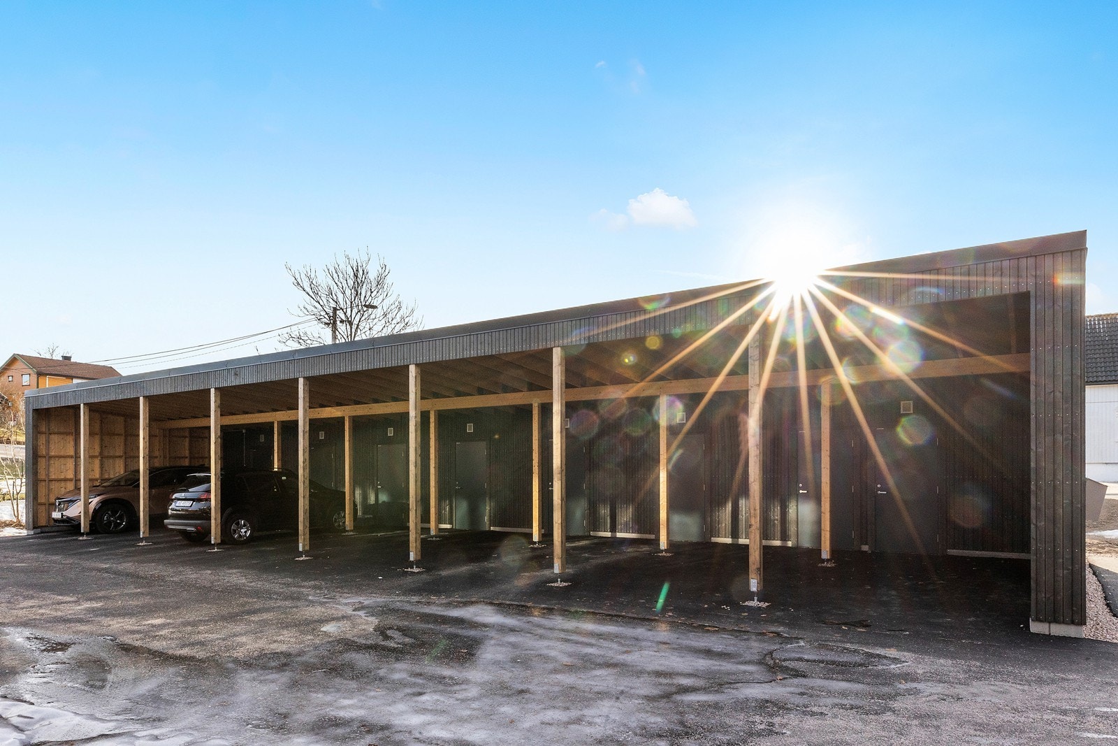 Biloppstillingsplass er i carport. Galleribilde