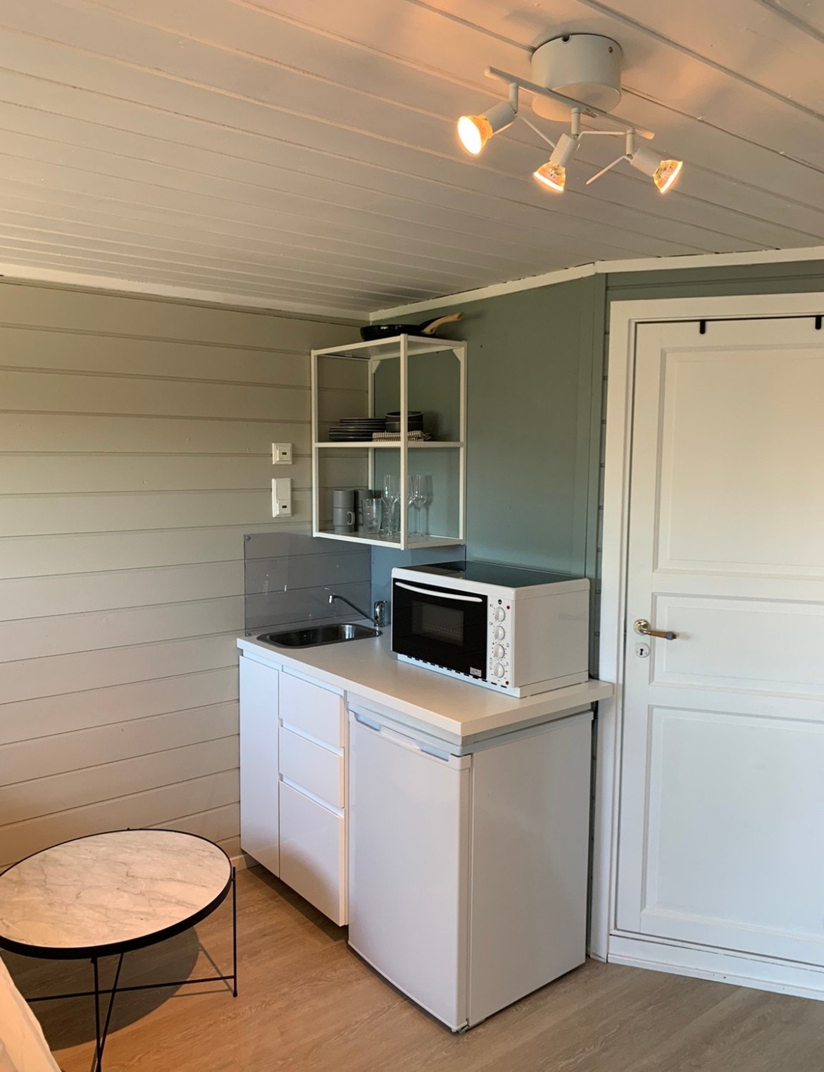 Enkelt og funksjonelt kjøkken Galleribilde