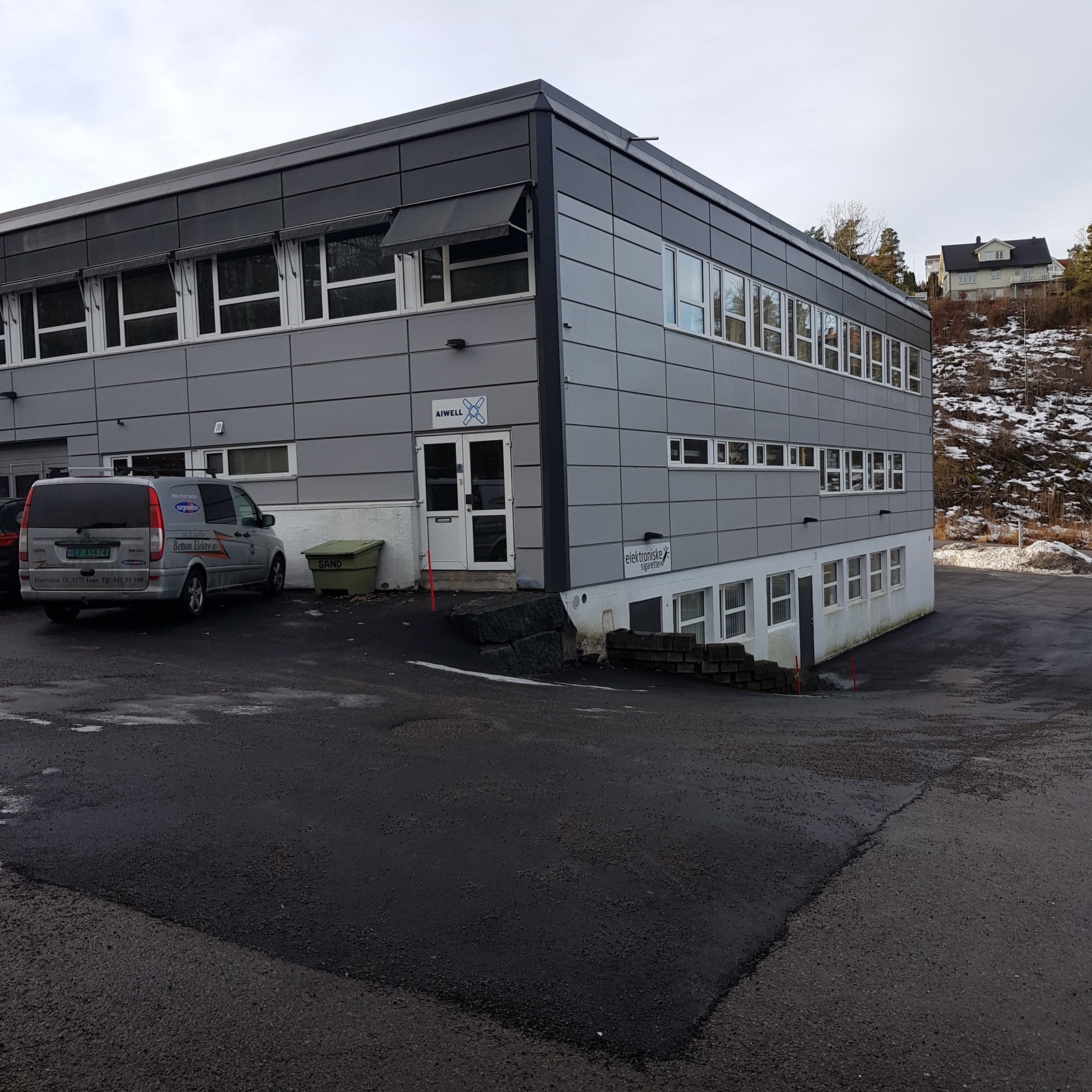 Egen inngang på baksiden til 2 Etg Galleribilde