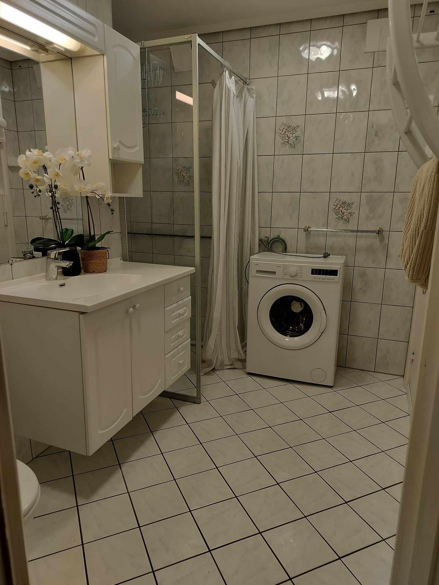 Vaskemaskin på bad. Inngang bod til høyre for vaskemaskinen. Galleribilde