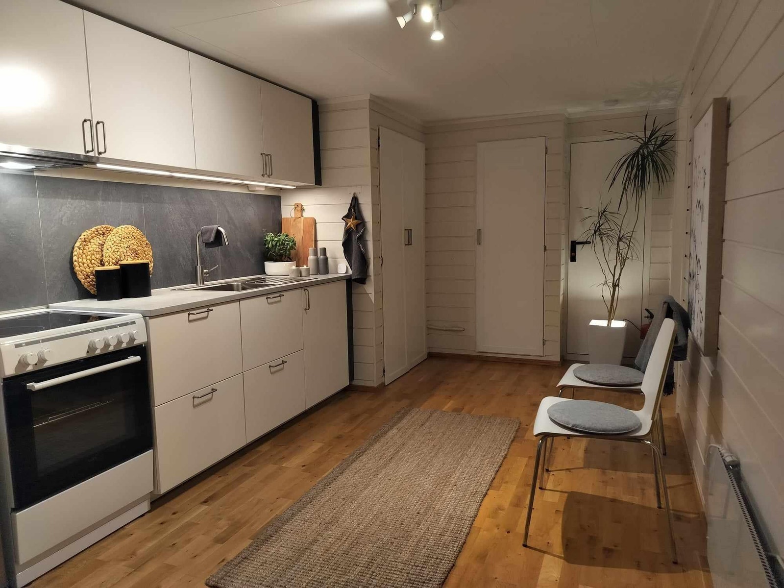 God plass til bord & stoler. Galleribilde