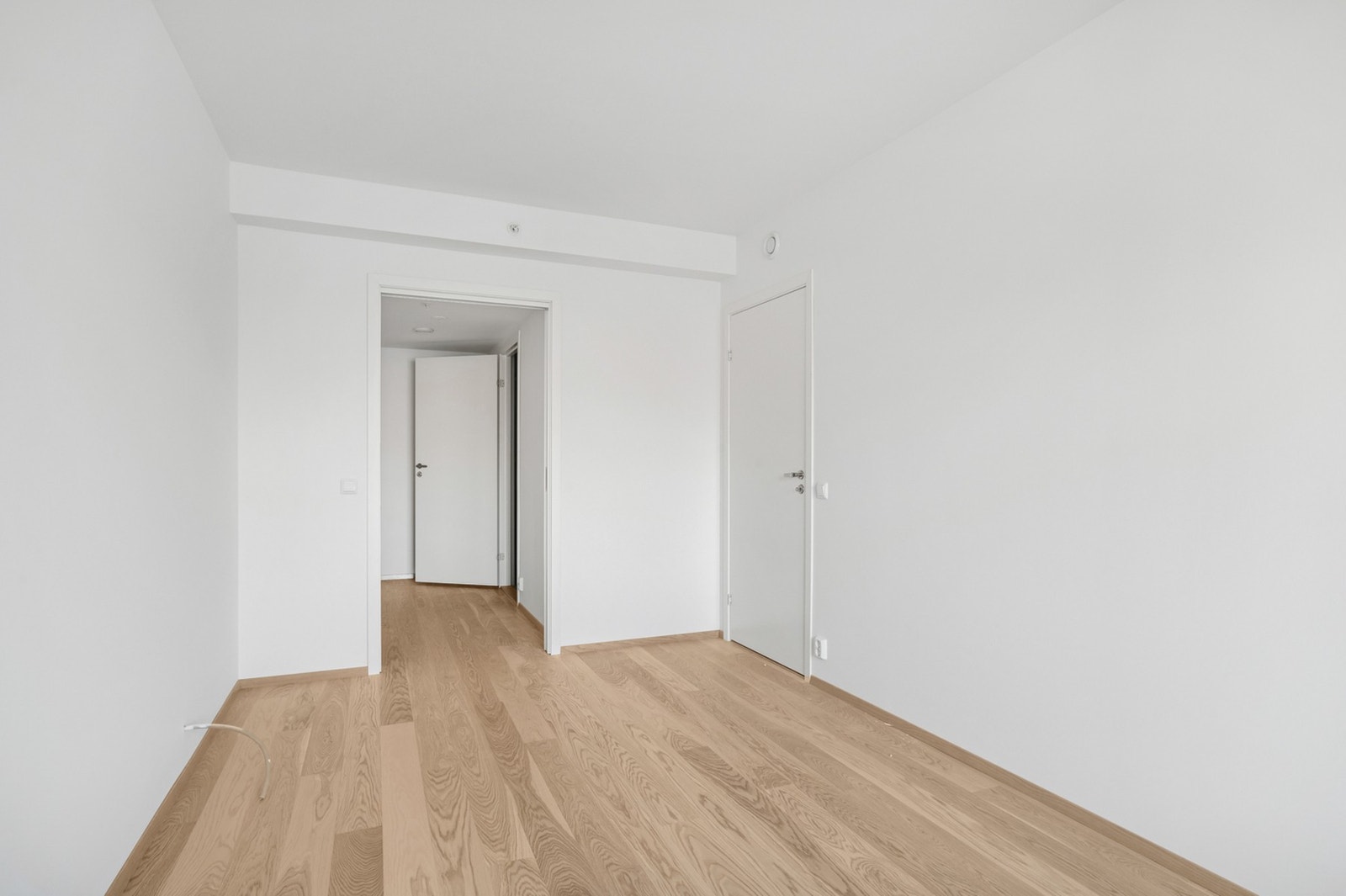 Leiligheten har eksklusive kvaliteter som et romslig hovedsoverom med tilhørende walk-in-closet og baderom. Galleribilde