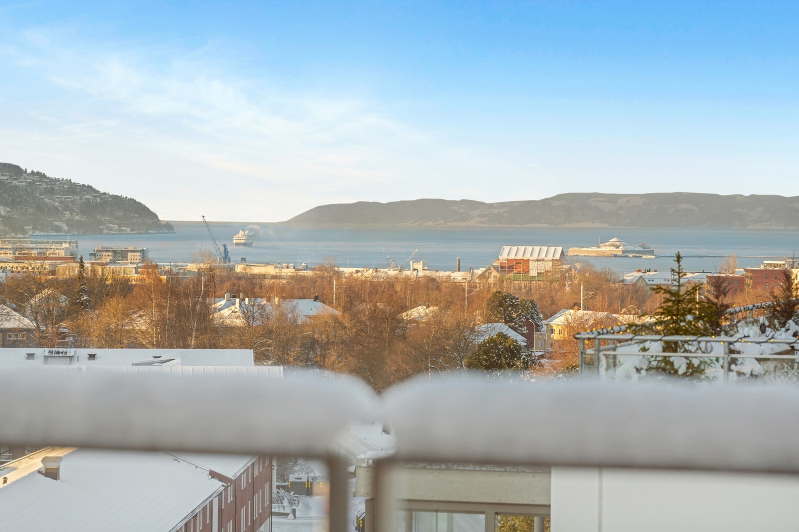 Leilighetens svært flotte utsikt utover Trondheimsfjorden og Munkholmen. Galleribilde