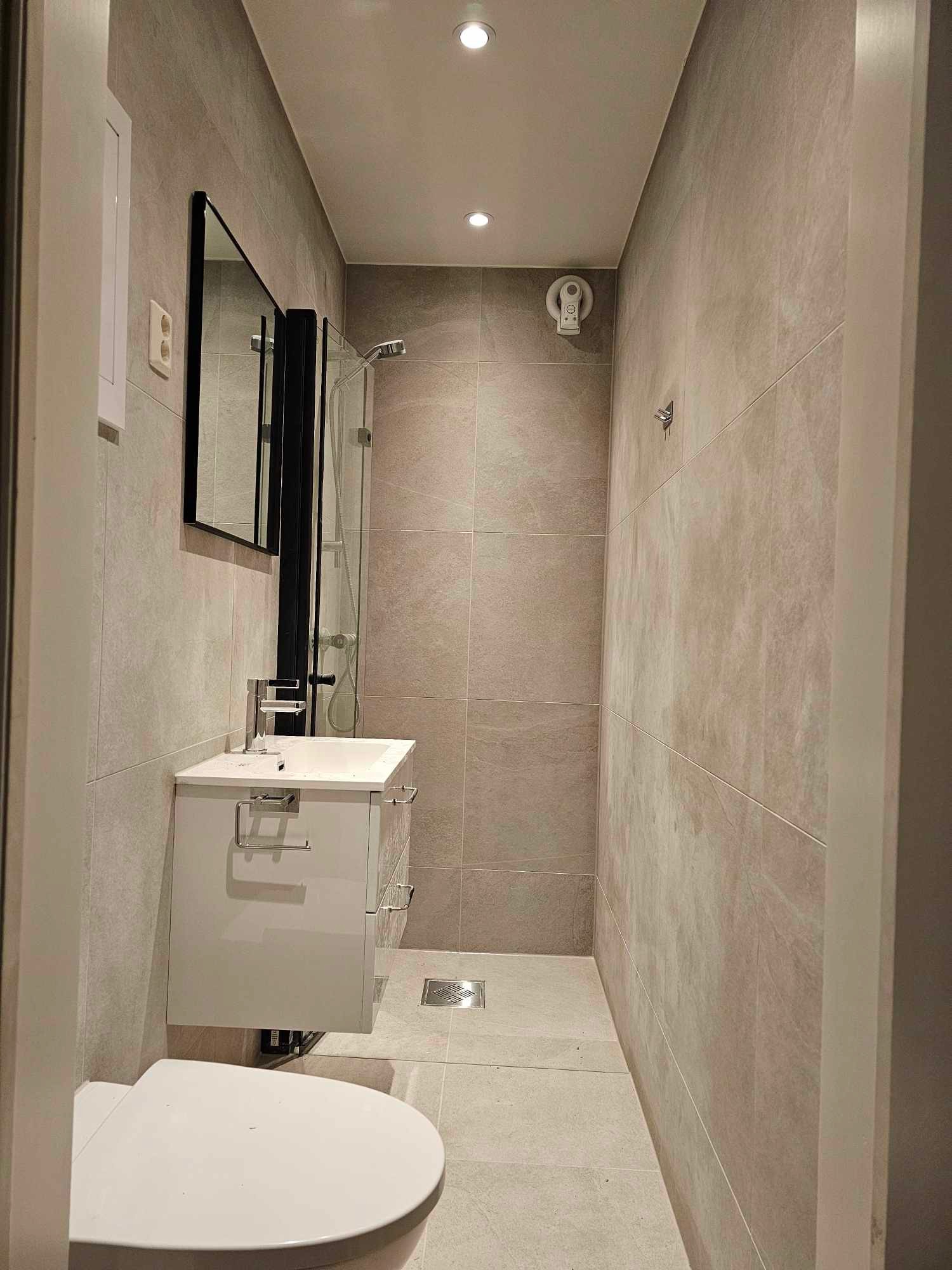 Moderne bad med varmekabler og dimmbare spotter. Nytt i 2024. Galleribilde