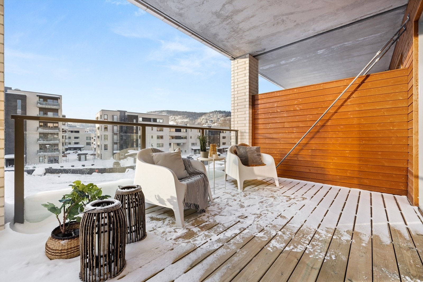 Balkongen ligger syd-vestvendt. Merk at bildene er fra identisk leilighet i 3.etg. Galleribilde