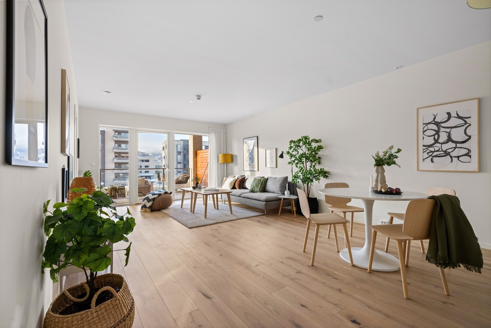 Leiligheten har en romslig stue med åpen kjøkkenløsning. Fra stuen er det utgang til balkongen. Merk at bildene er fra identisk leilighet i 3.etg. Galleribilde