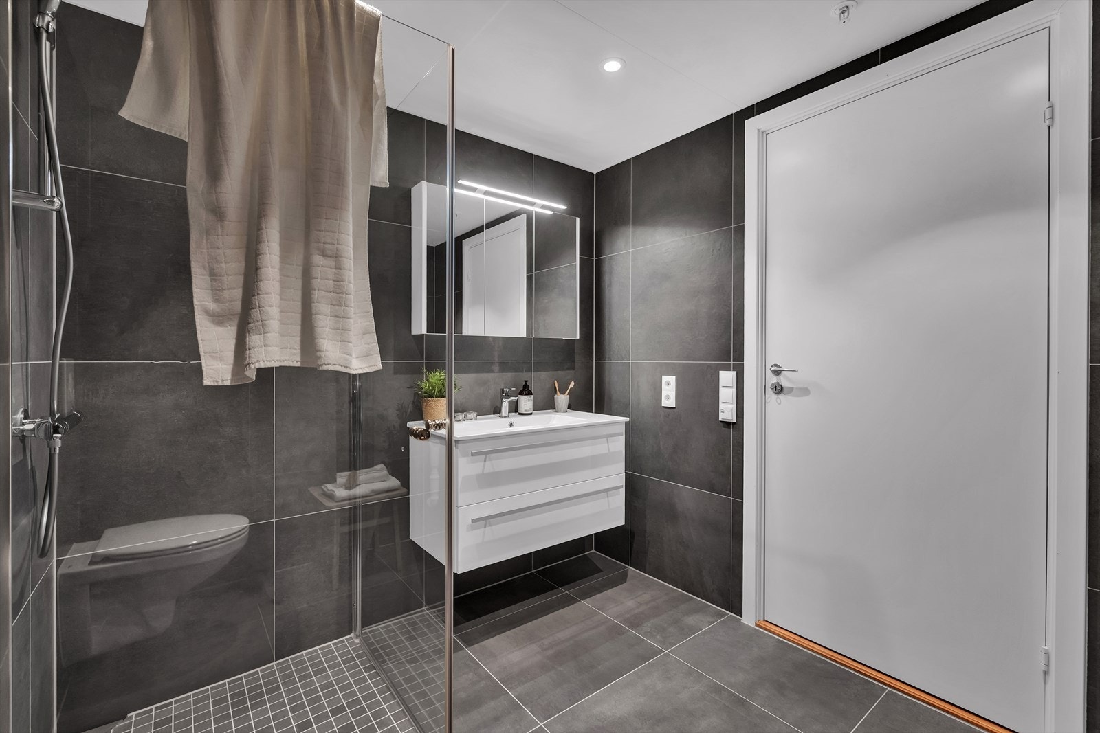 Lekkert bad med 60x60 fliser. Galleribilde