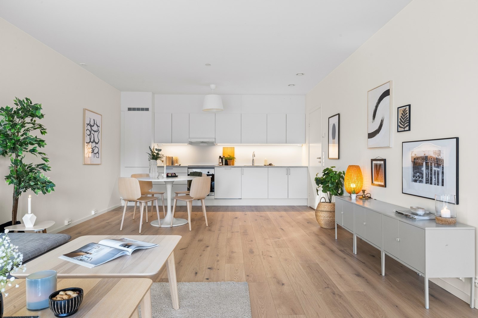 Leiligheten har 1-stavs eikeparkett med vannbåren gulvvarme. Lyst og pent kjøkken fra Sigdal. Galleribilde