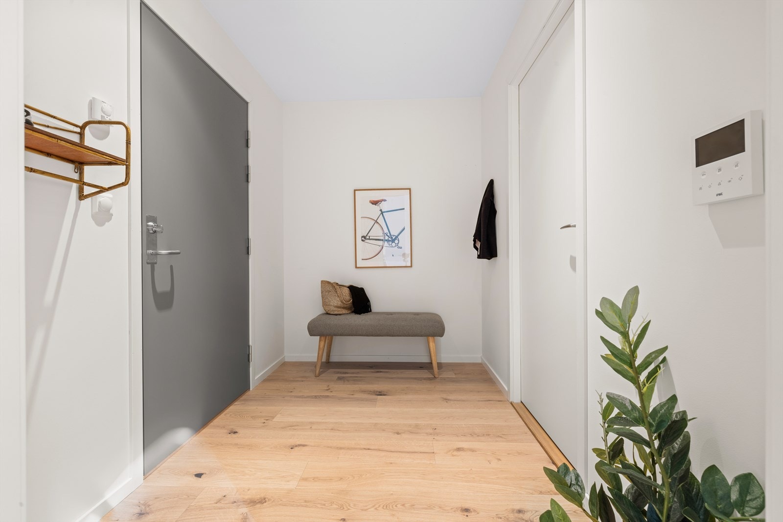 Entré med avsatt plass til garderobe. Galleribilde