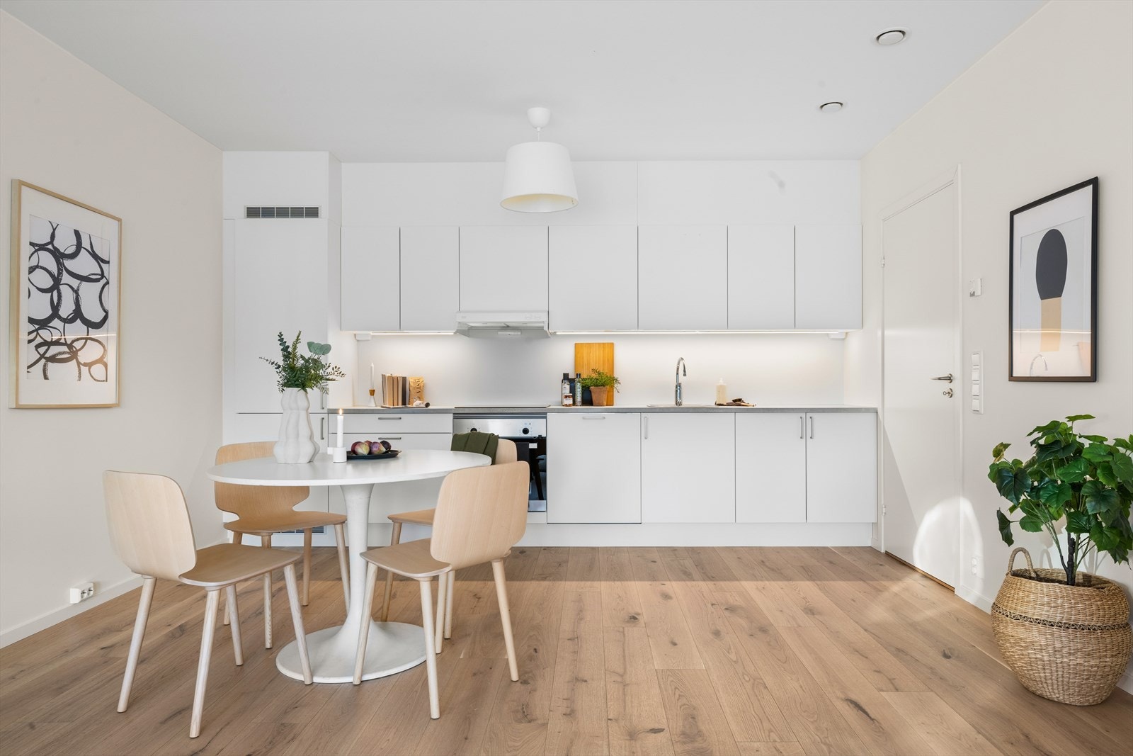 Lyst og pent kjøkken fra Sigdal med integrerte hvitevarer fra Siemens. Galleribilde