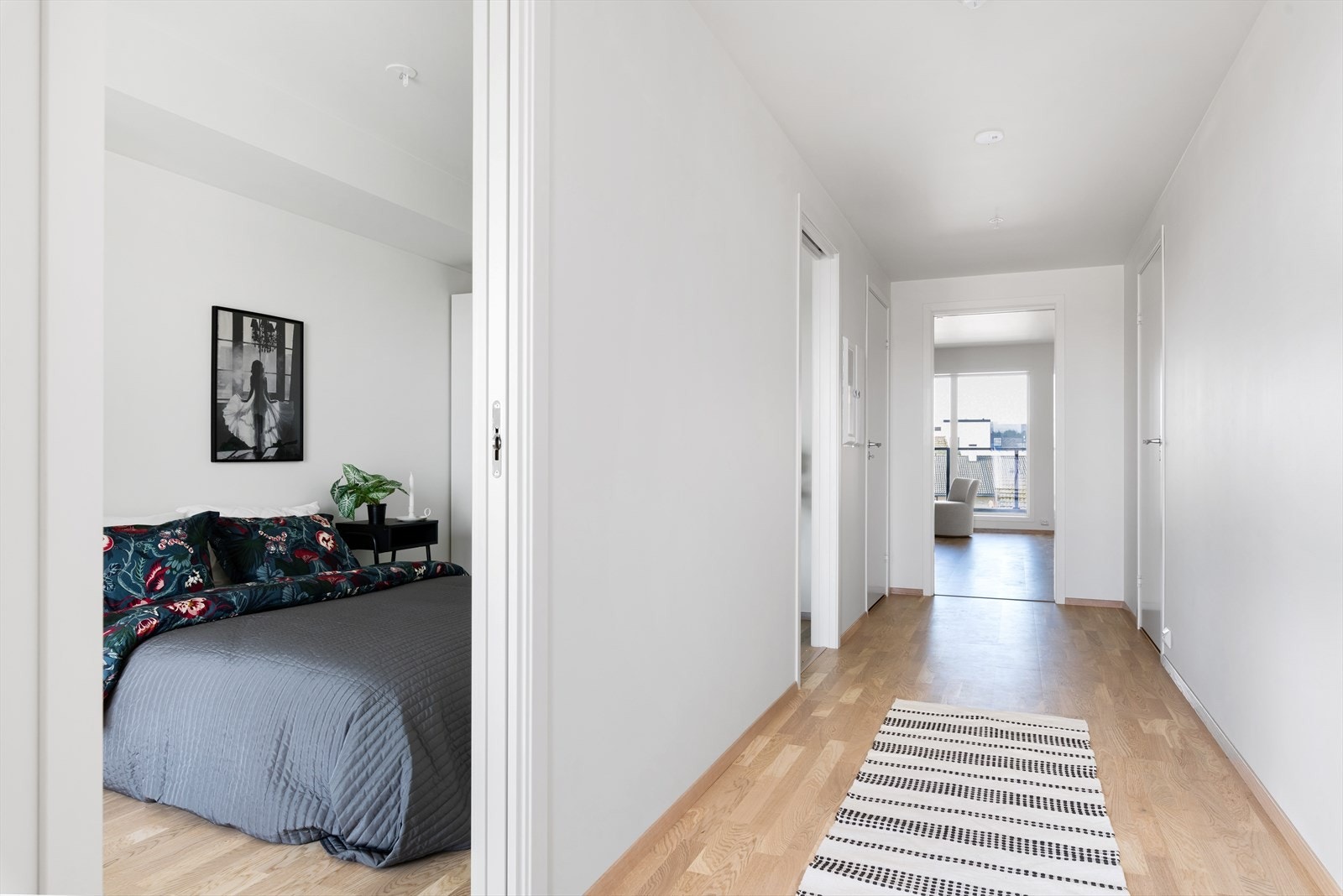 Gang, inn til soverom - illustrasjon fra tilsvarende leilighet. Galleribilde