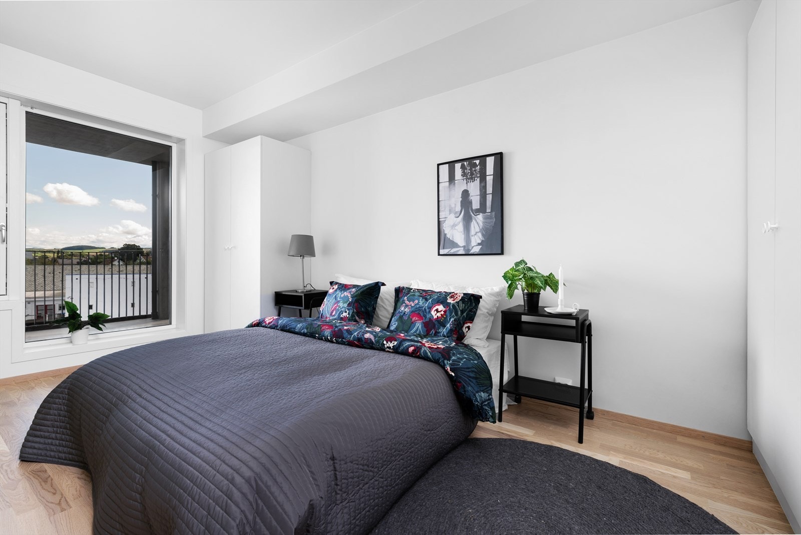 Hovedsoverom - illustrasjon fra tilsvarende leilighet (merk at bilde er fra en høyere etasje) Galleribilde