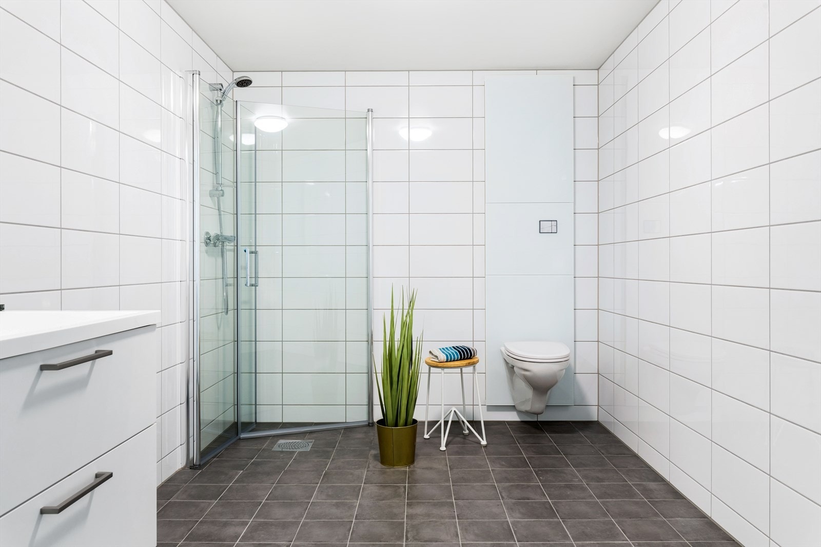 Helfliset bad - illustrasjon fra tilsvarende leilighet Galleribilde