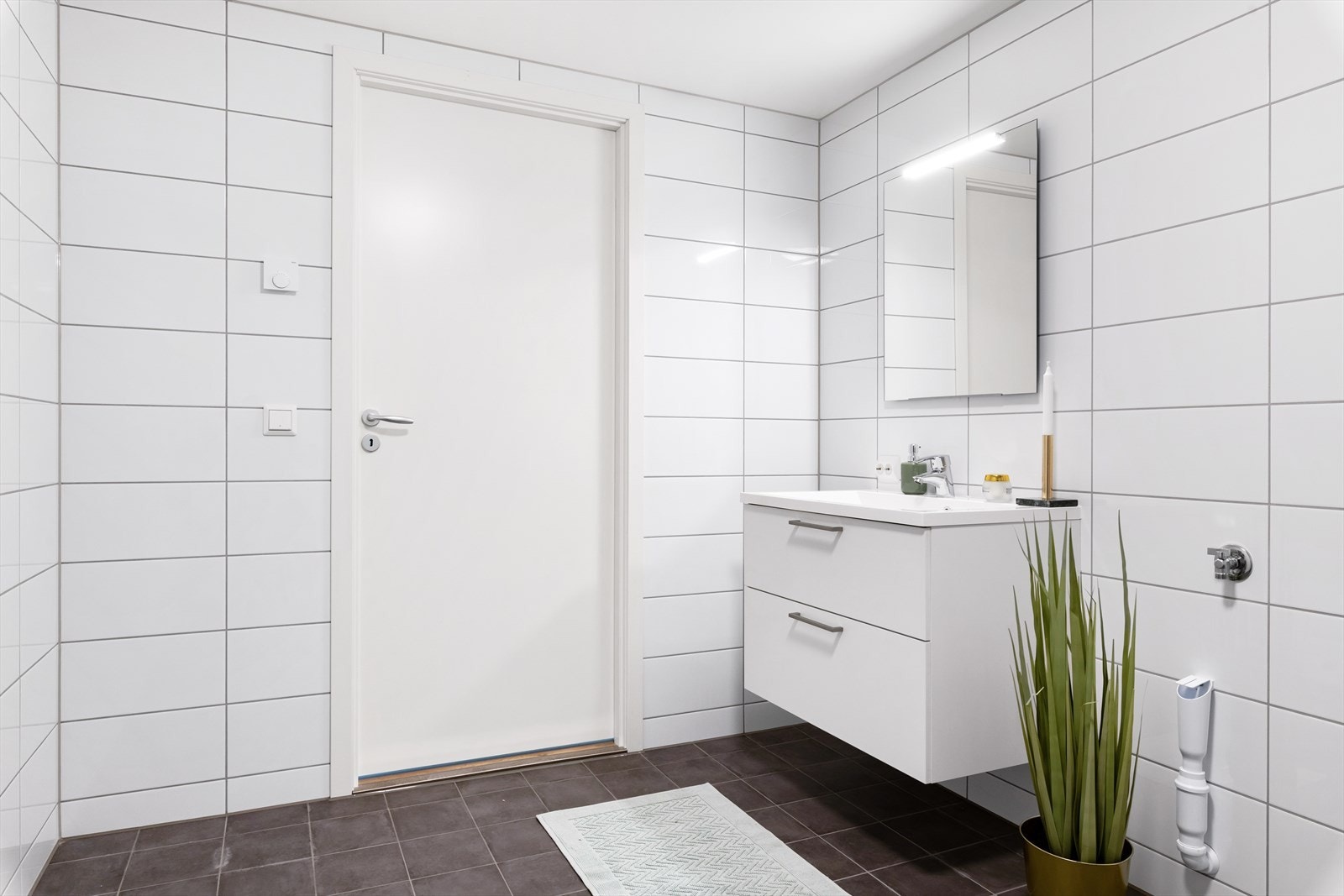 Bad - illustrasjon fra tilsvarende leilighet. Badet har mulighet for vaskemaskin, men det er også mulig å ha vaskemaskin på bod/vaskerom. Galleribilde