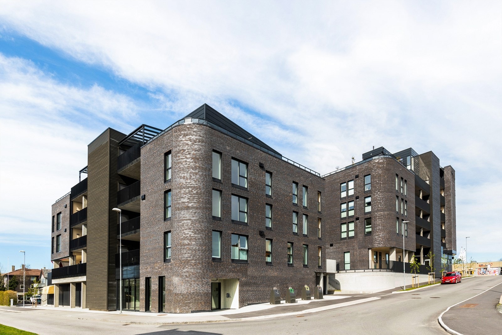 Velkommen til B103, egen inngang direkte utenfra. Galleribilde