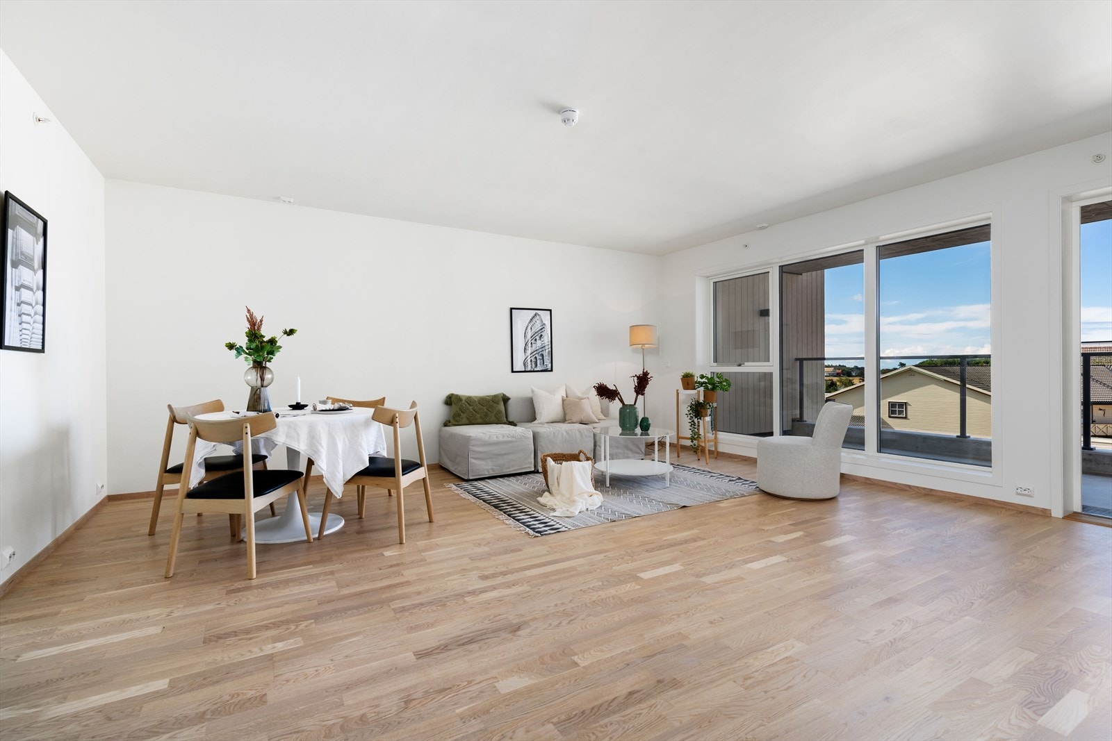 Stue illustrasjon fra tilsvarende leilighet (merk at bilde er fra en høyere etasje) Bildene er av en leilighet med ordinær takhøyde. Galleribilde