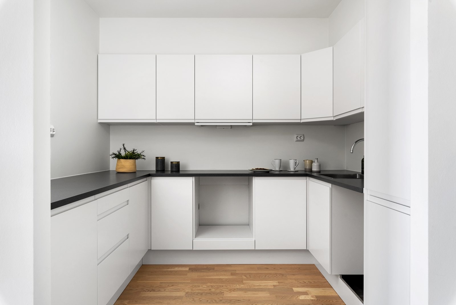 Fint kjøkken fa Norema, klargjort for hvitevarer - illustrasjon fra tilsvarende leilighet. Bildene er av en leilighet med ordinær takhøyde. Galleribilde